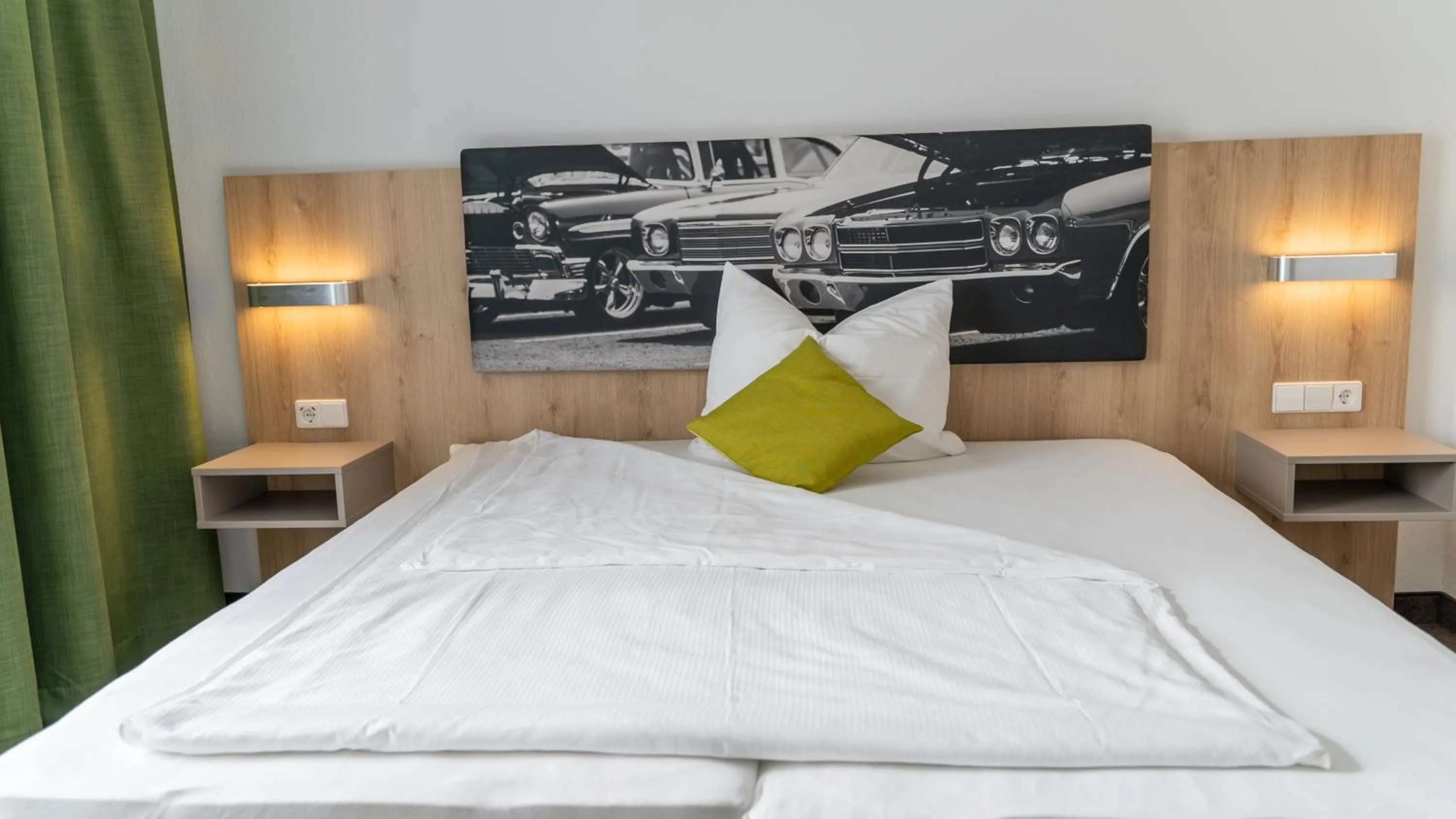 Photo of the whole room, Bed in Highway Hotel