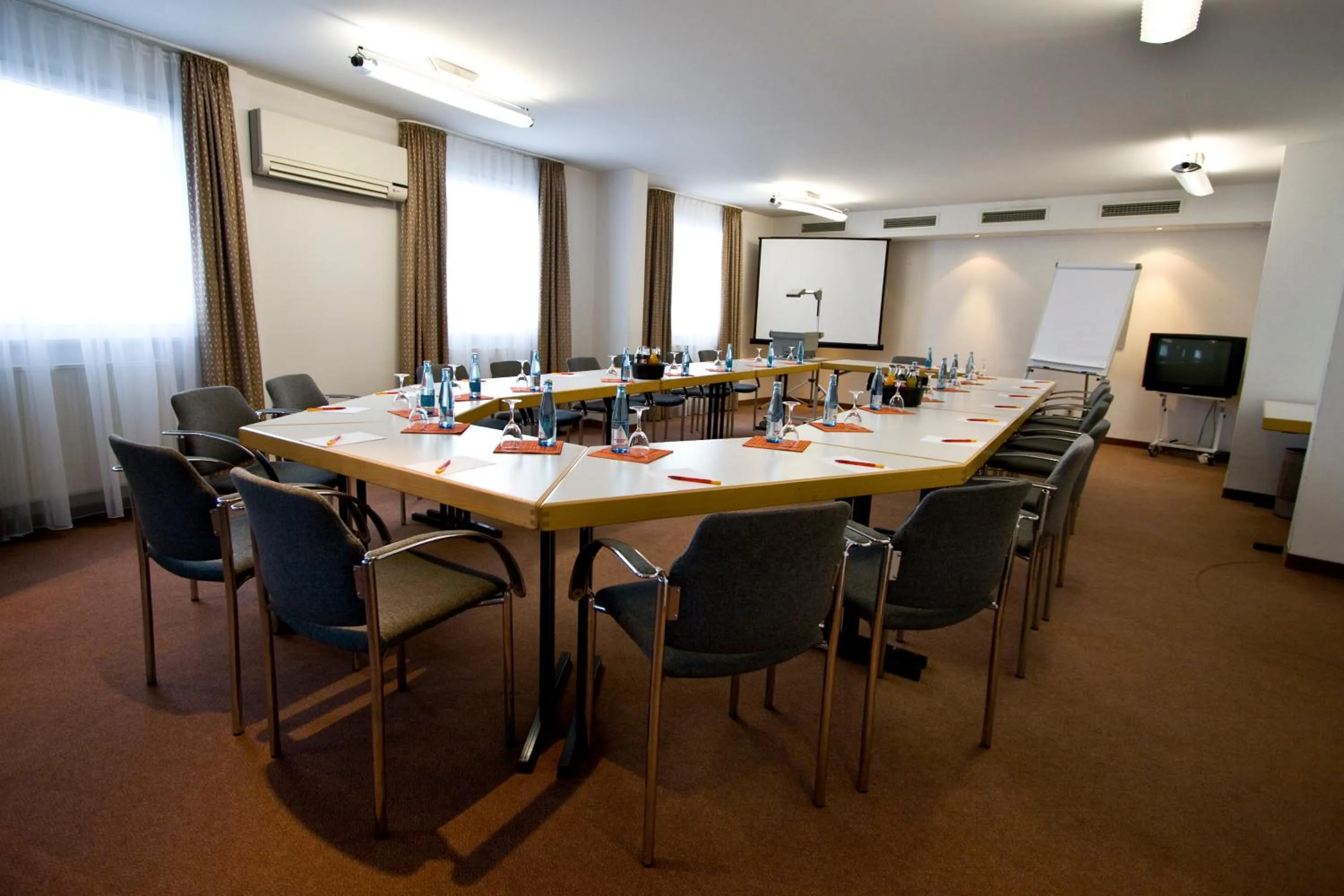 Business facilities in Highway Hotel