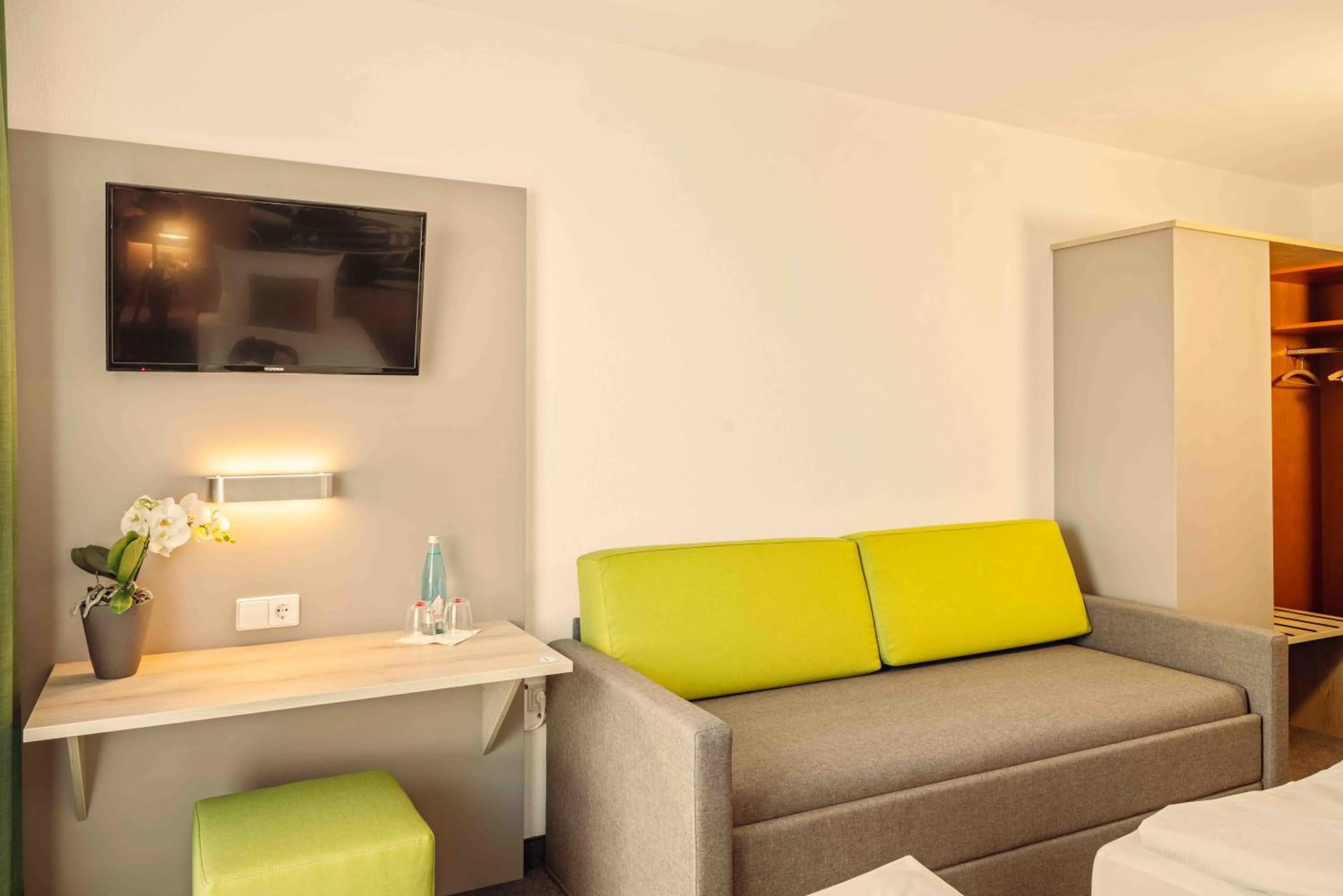 TV and multimedia in Highway Hotel