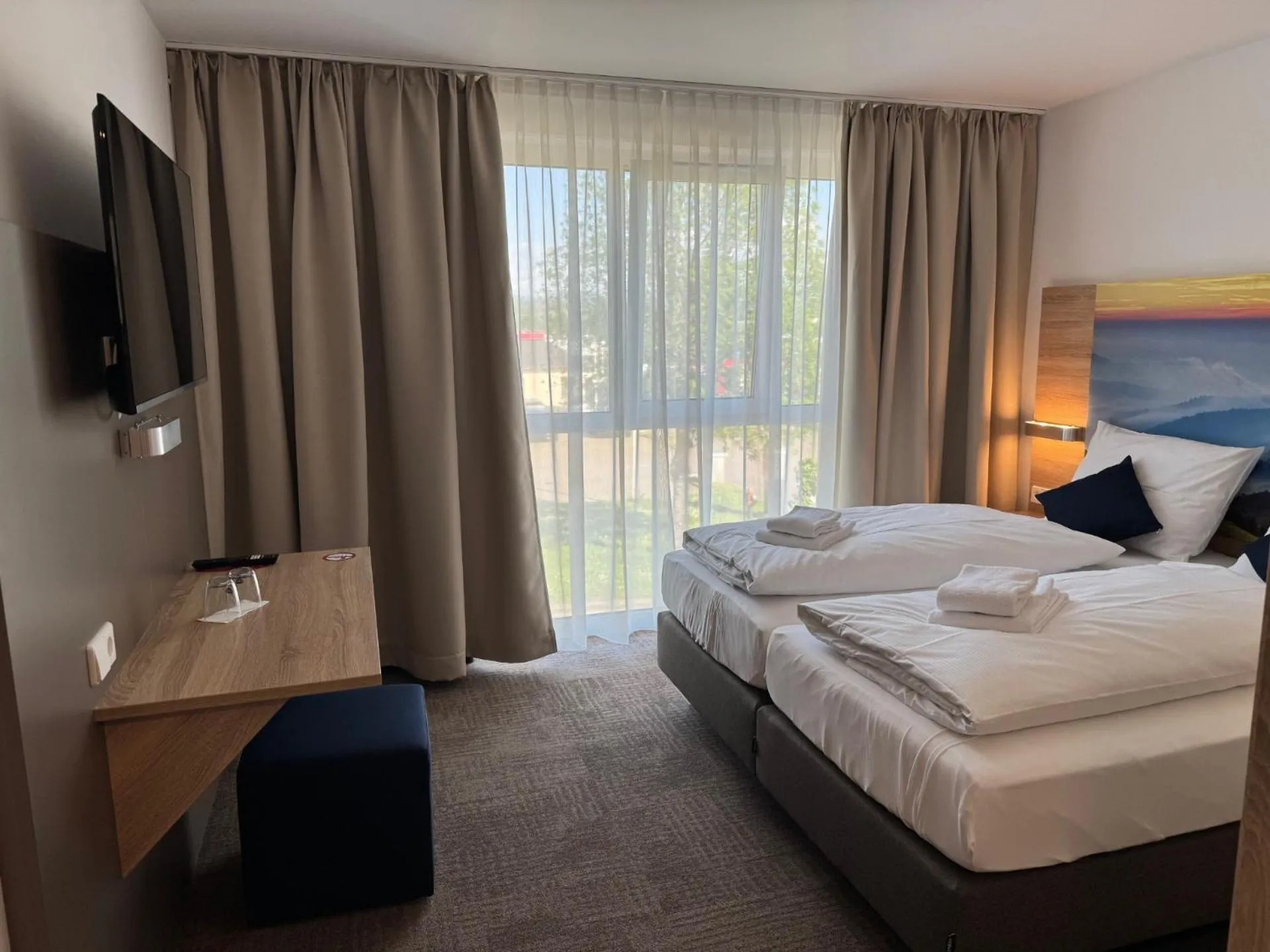 TV and multimedia, Bed in Highway Hotel