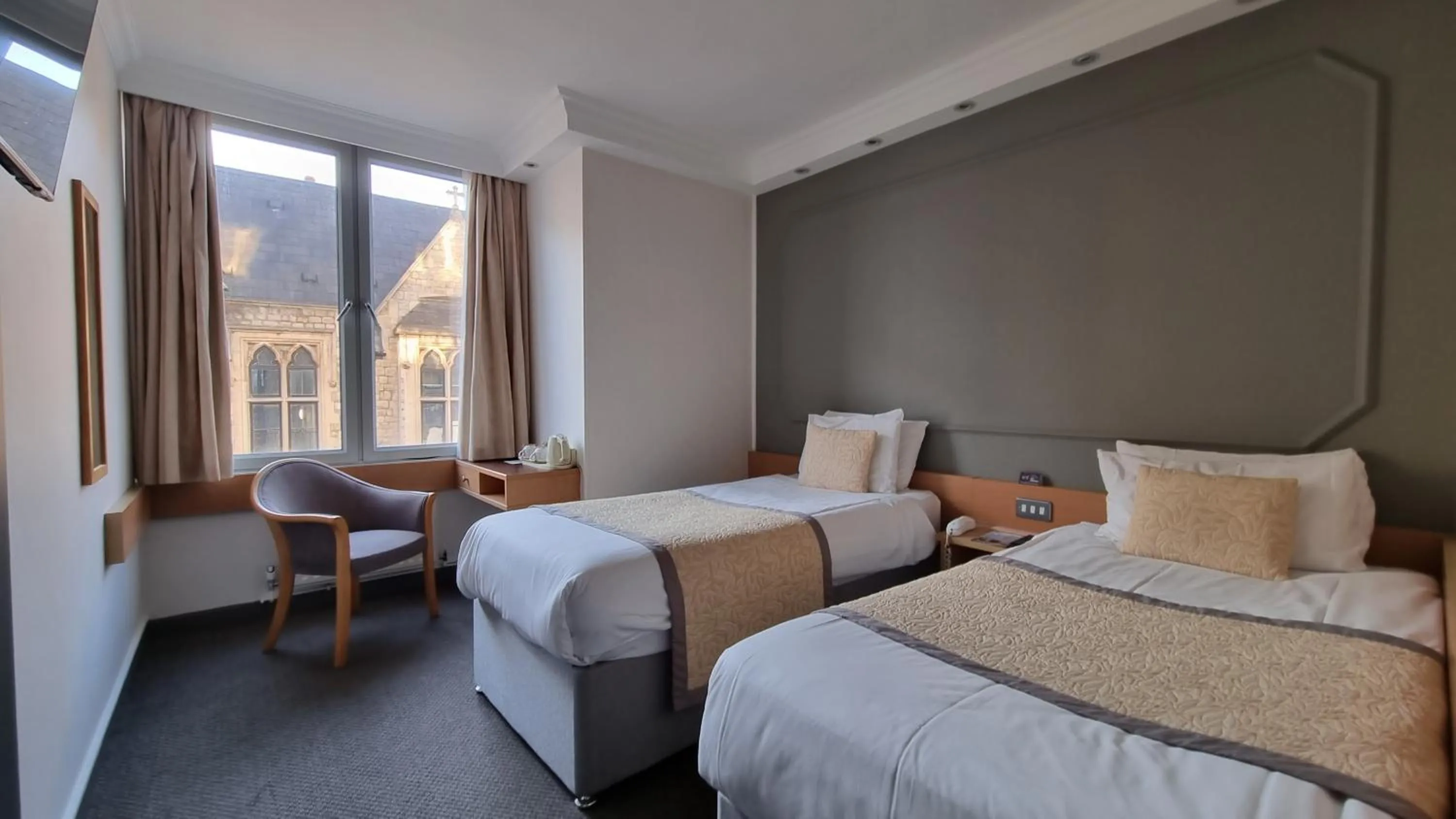 Photo of the whole room, Bed in Lancaster Hall Hotel