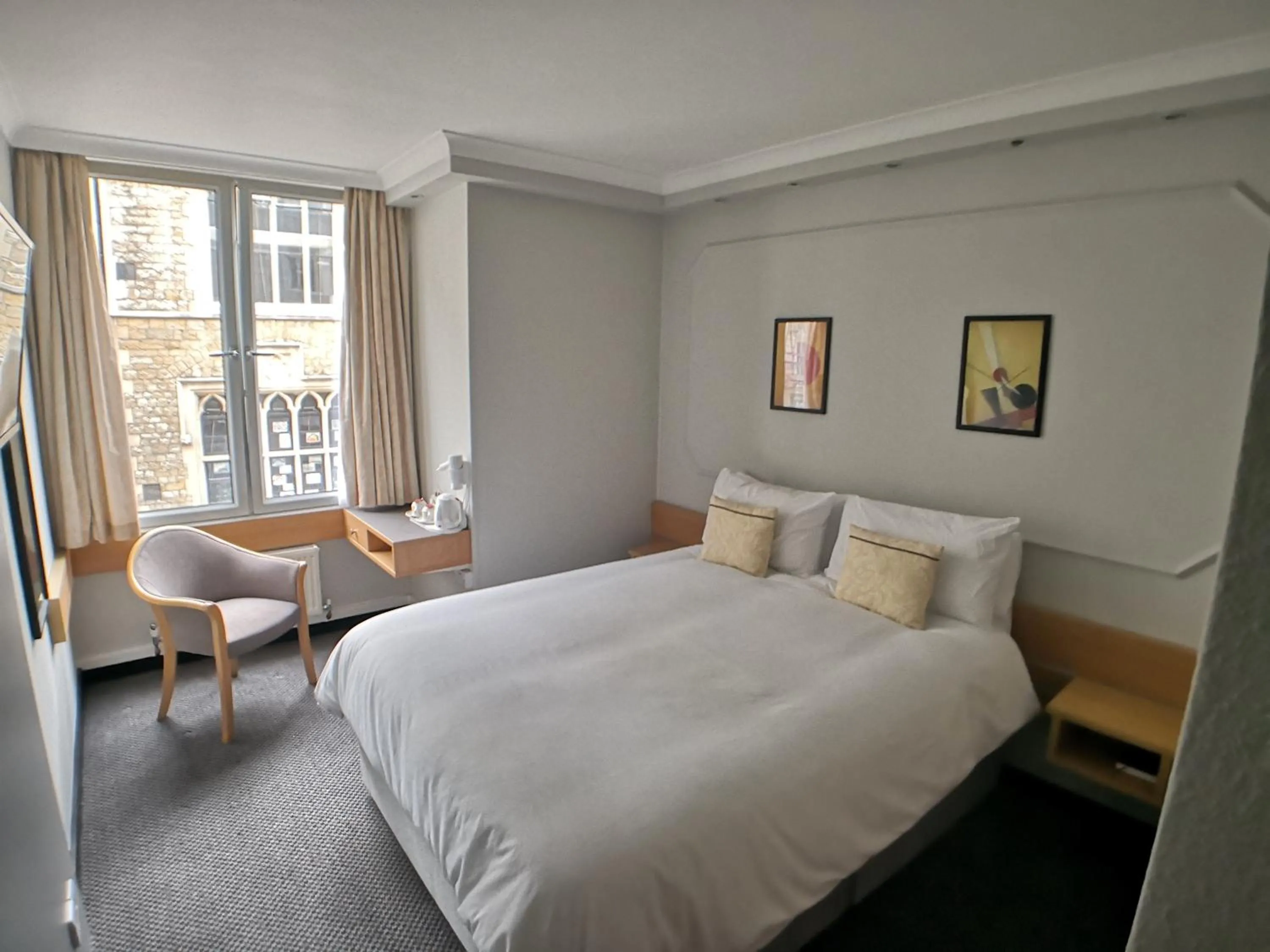 Photo of the whole room, Bed in Lancaster Hall Hotel