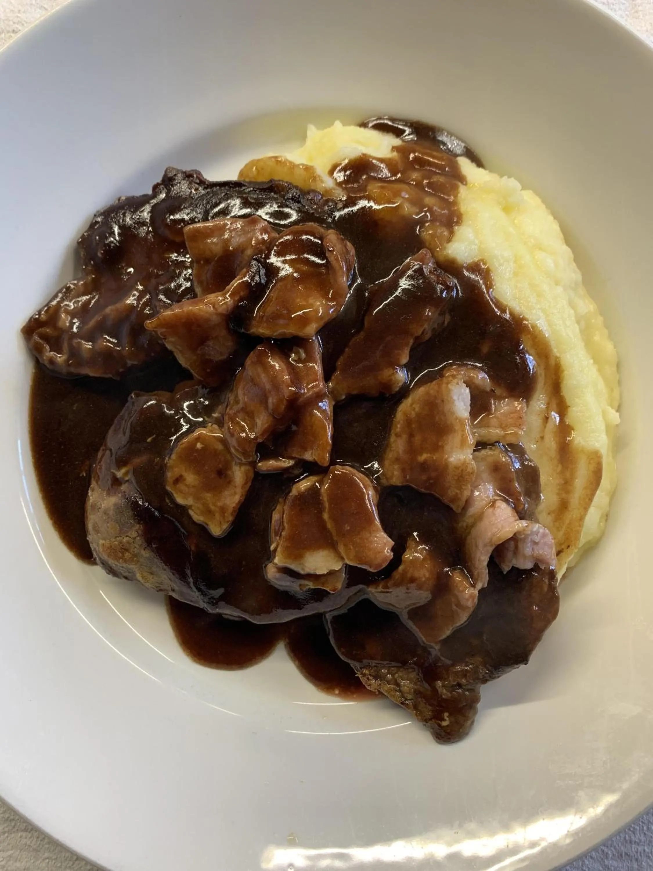 Food and drinks in Ye Olde White Harte Hotel