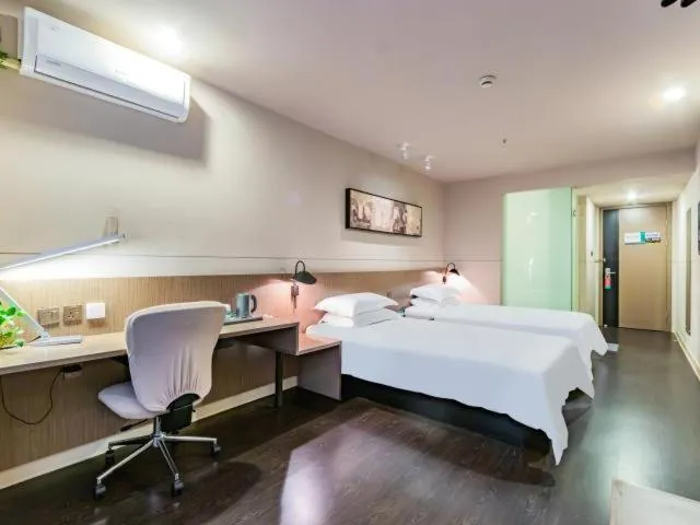 Bed in Jinjiang Inn Select Hangzhou Binjiang University Town Puyan Metro Station