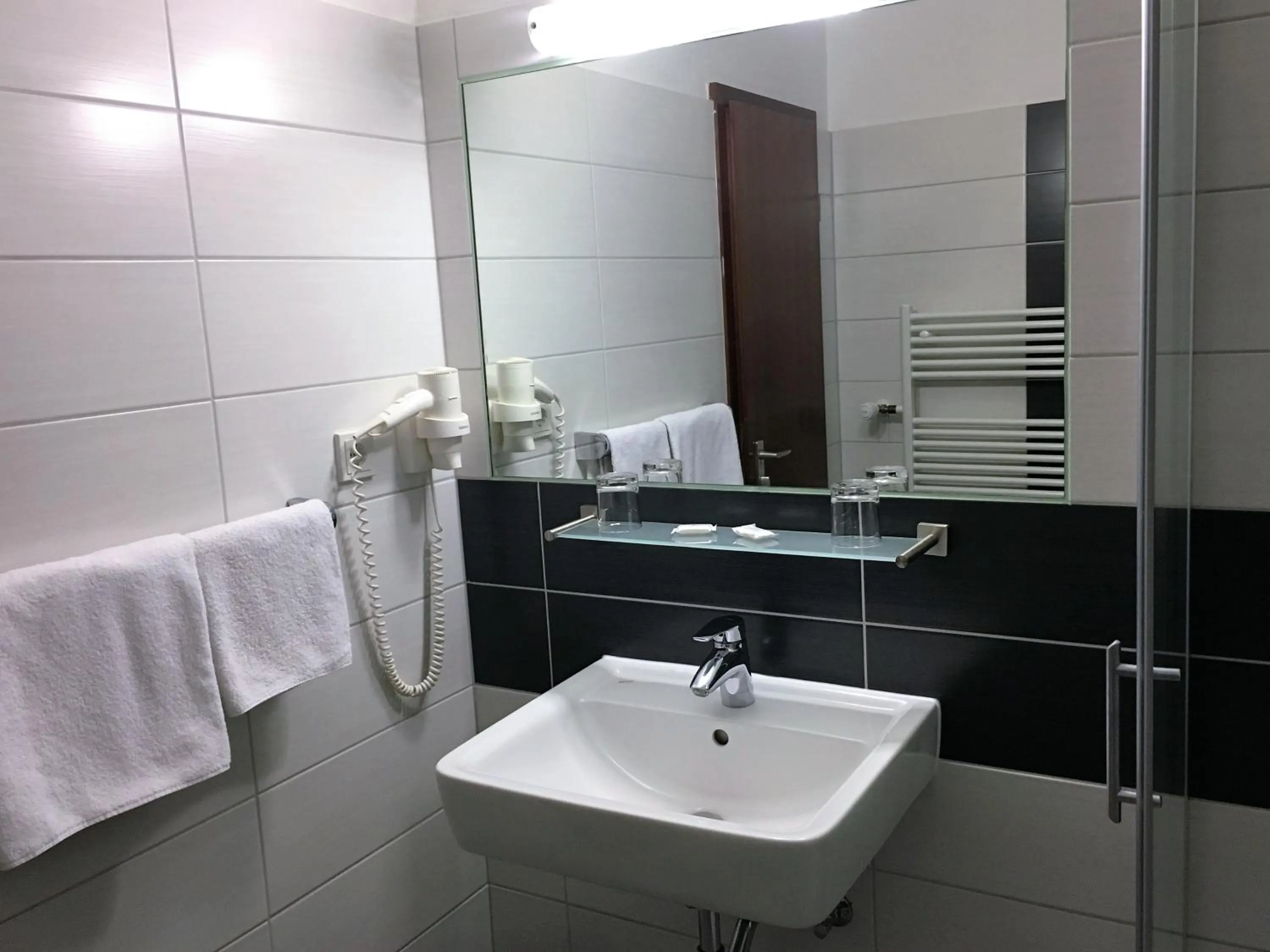 Bathroom in Hotel Stadt Hamburg am Fluss Saarbrücken