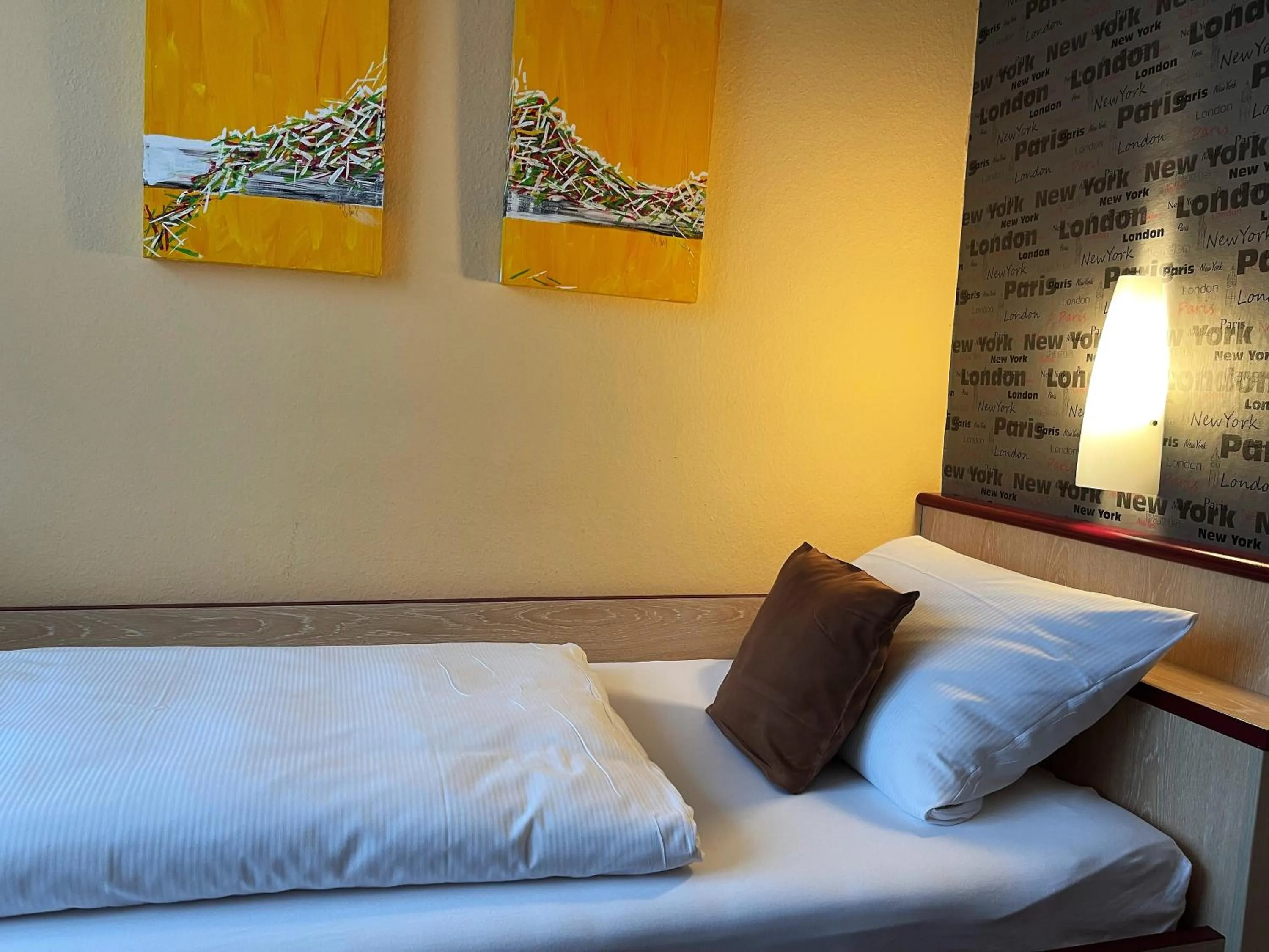 Bed in Hotel Stadt Hamburg am Fluss Saarbrücken