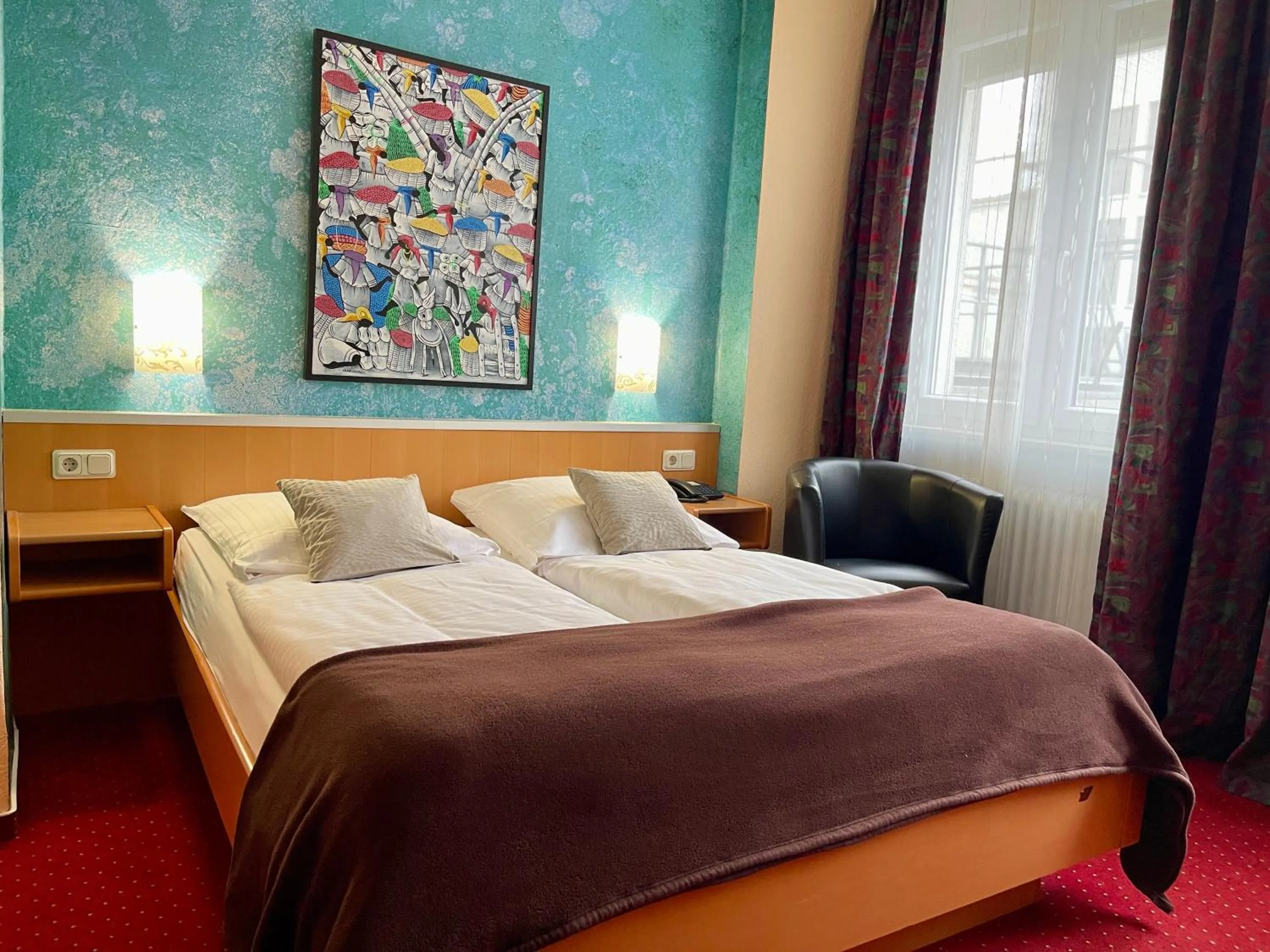 Photo of the whole room, Bed in Hotel Stadt Hamburg am Fluss Saarbrücken