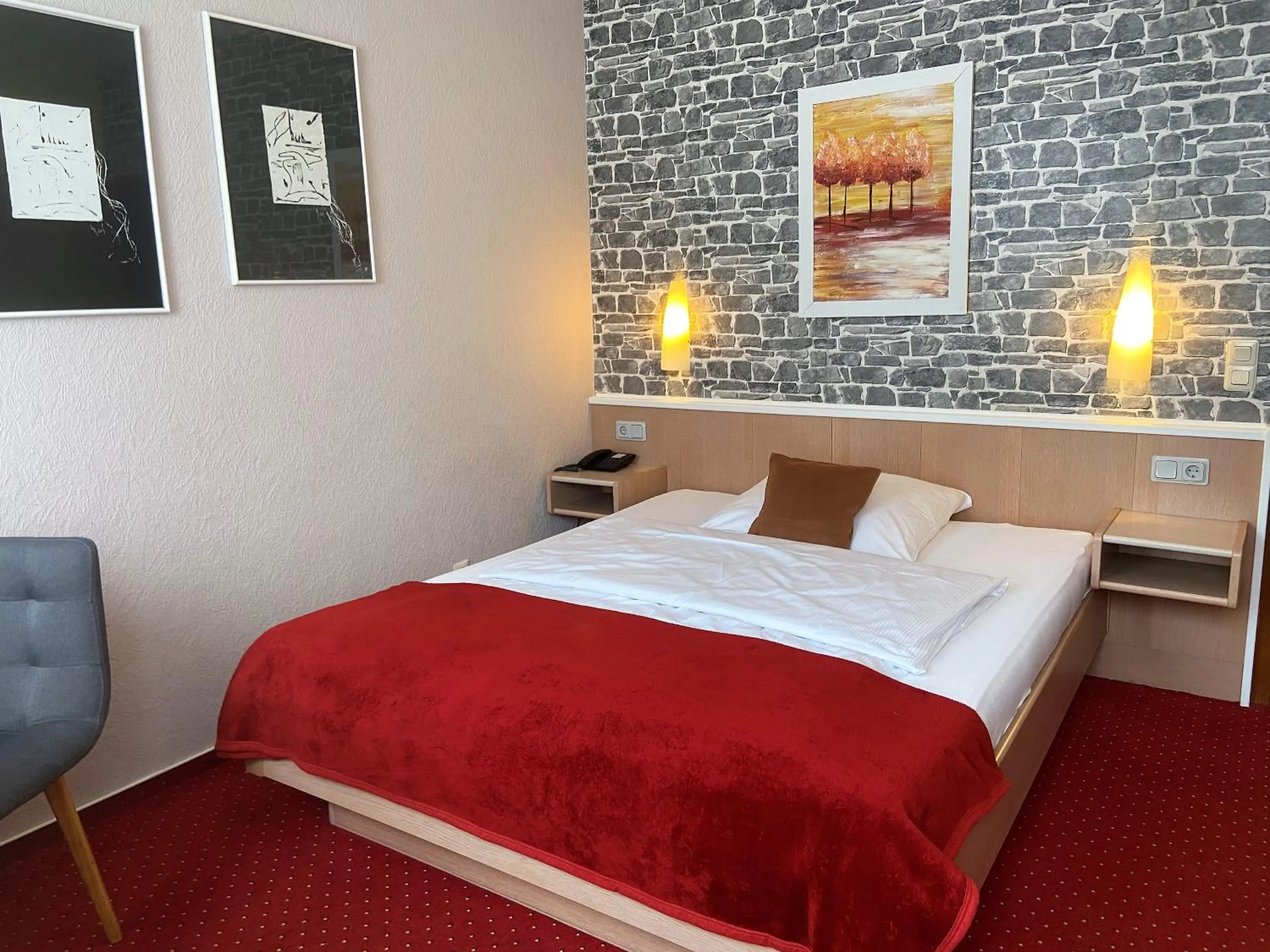 Photo of the whole room, Bed in Hotel Stadt Hamburg am Fluss Saarbrücken