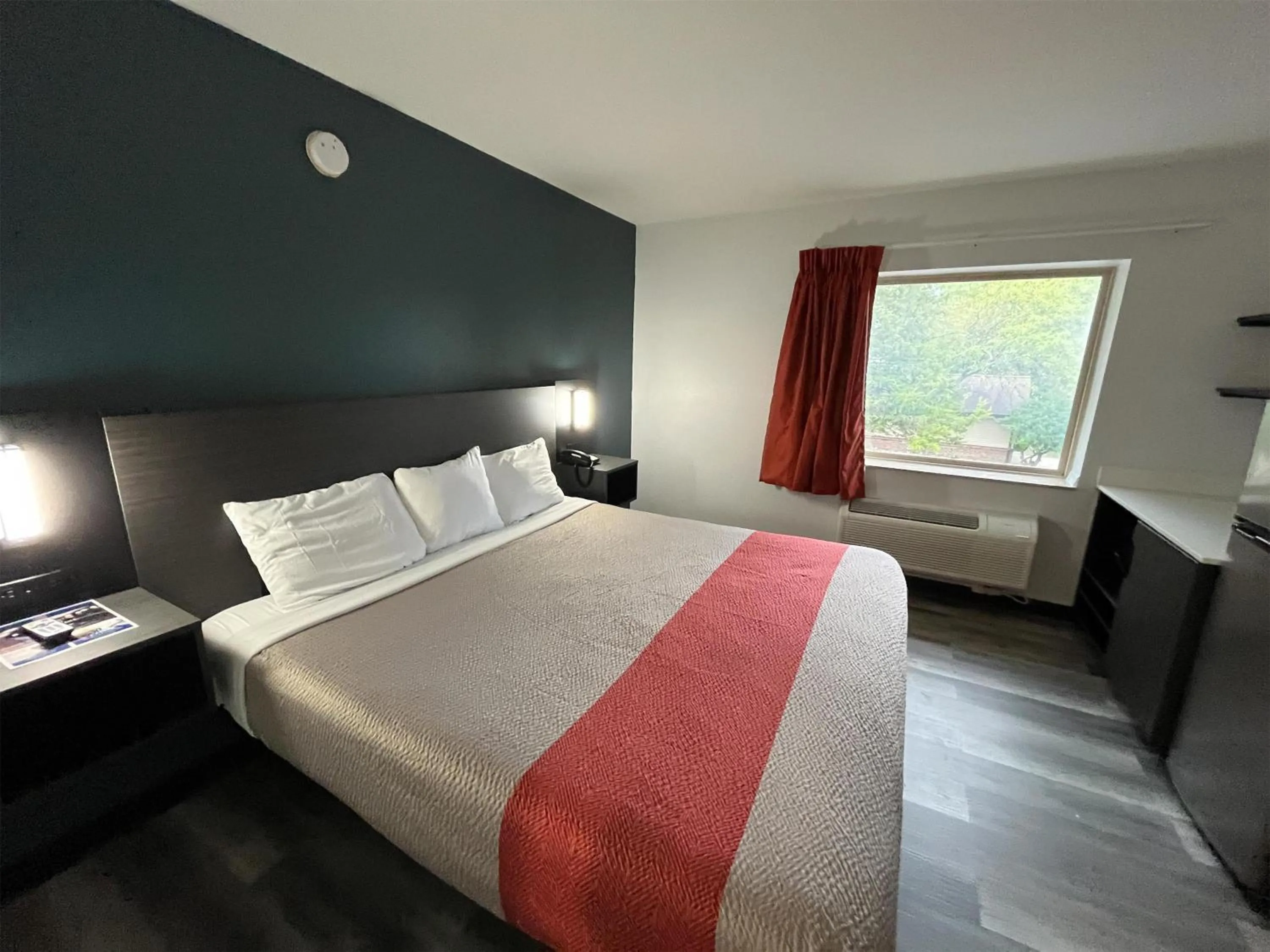 Photo of the whole room, Bed in Studio 6 Suites Urbana, IL