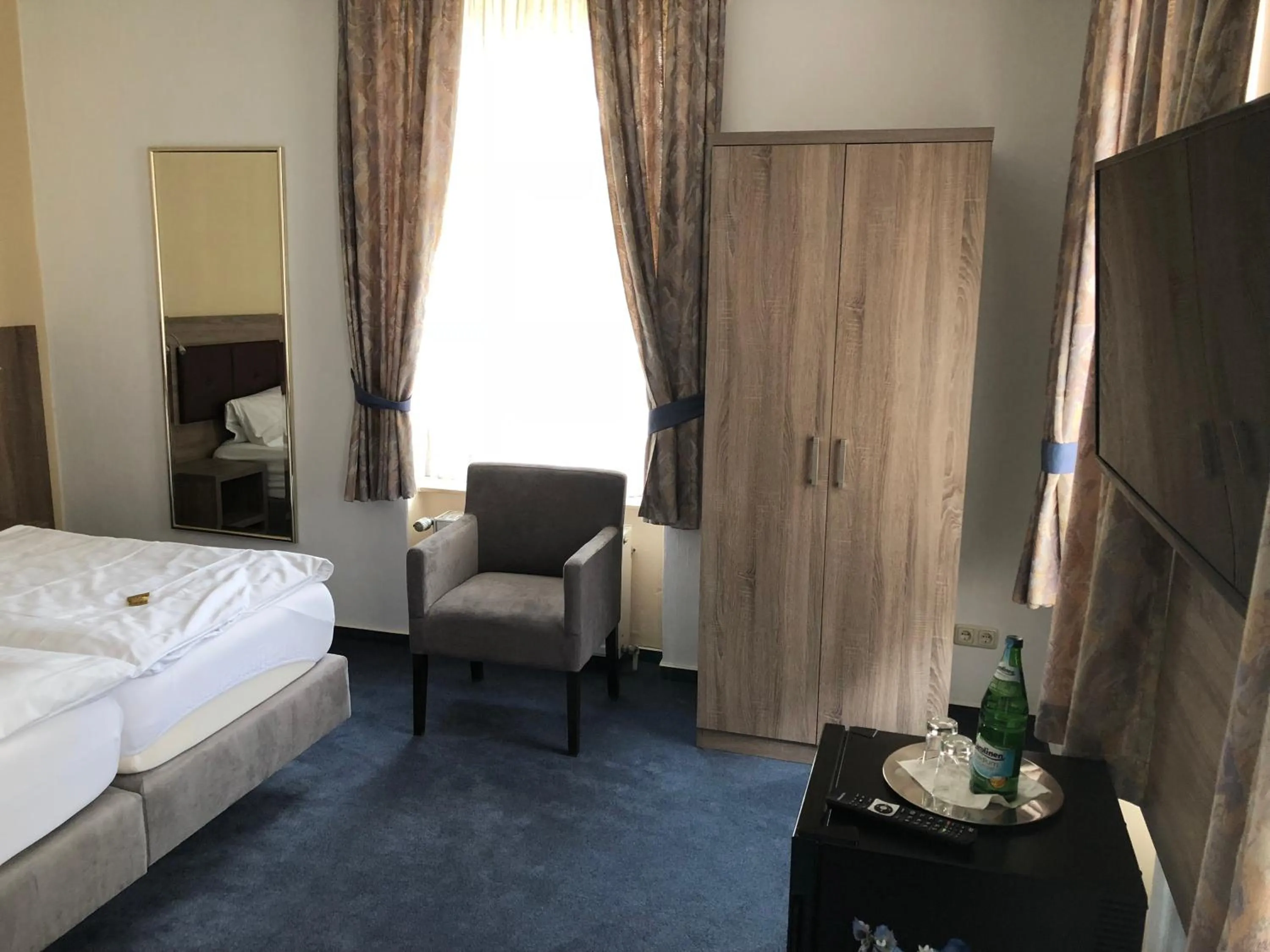 Communal lounge/ TV room, Bed in Hotel Junkerhaus