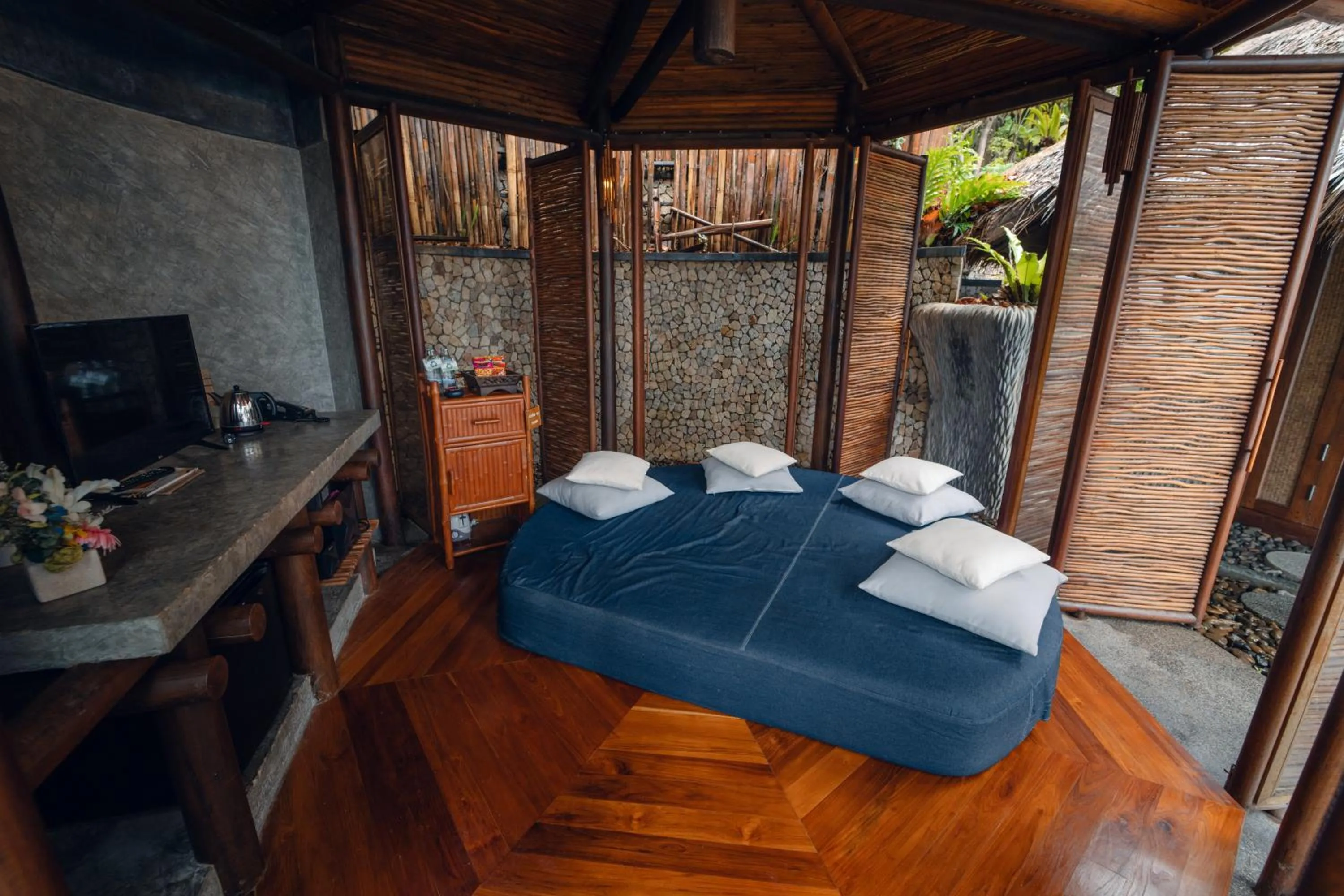 Living room, Bed in View Point Resort