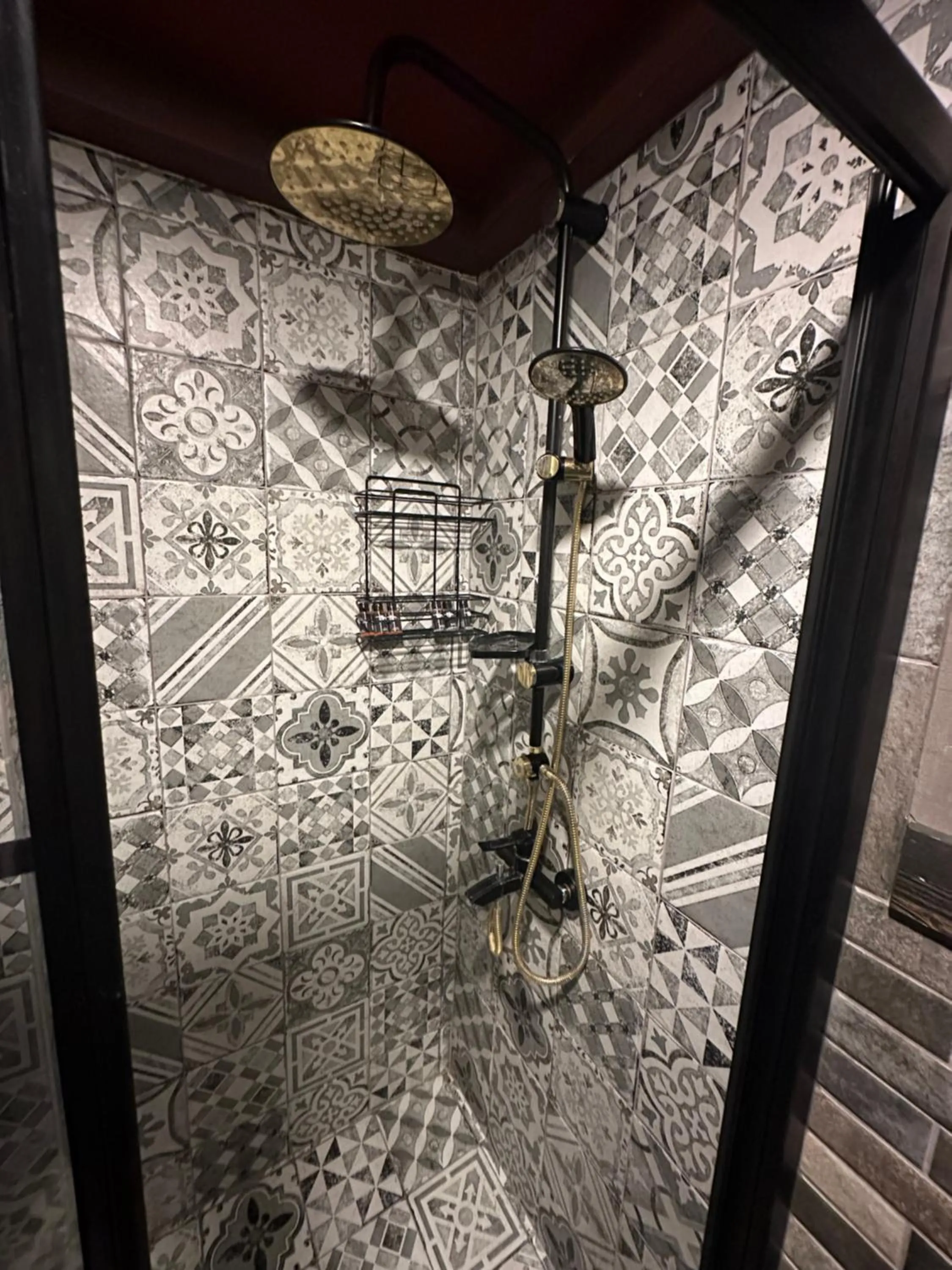 Shower in SARIGERME NEW GATE HOTEL