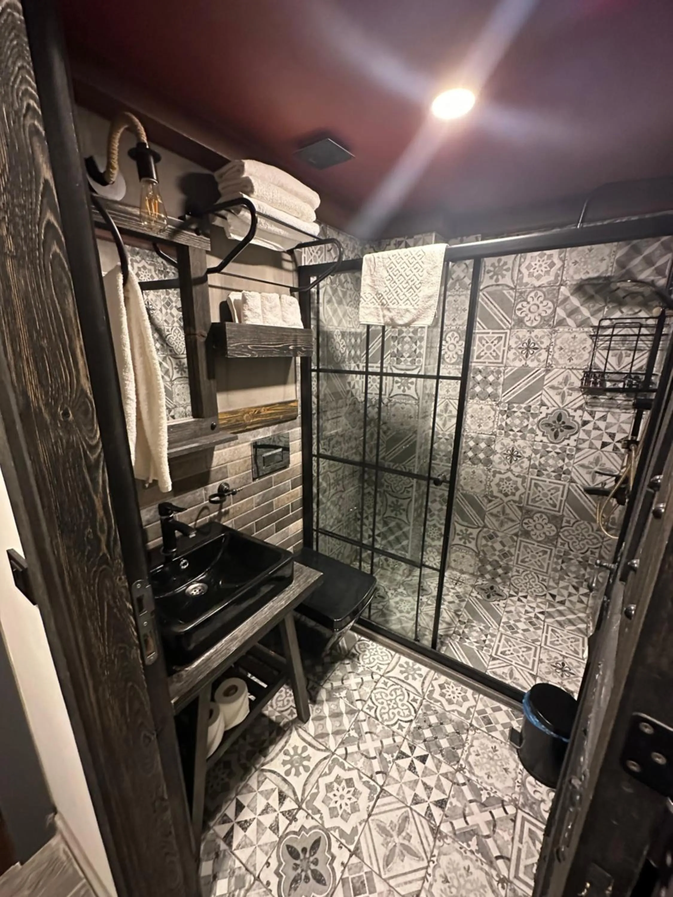 Shower in SARIGERME NEW GATE HOTEL