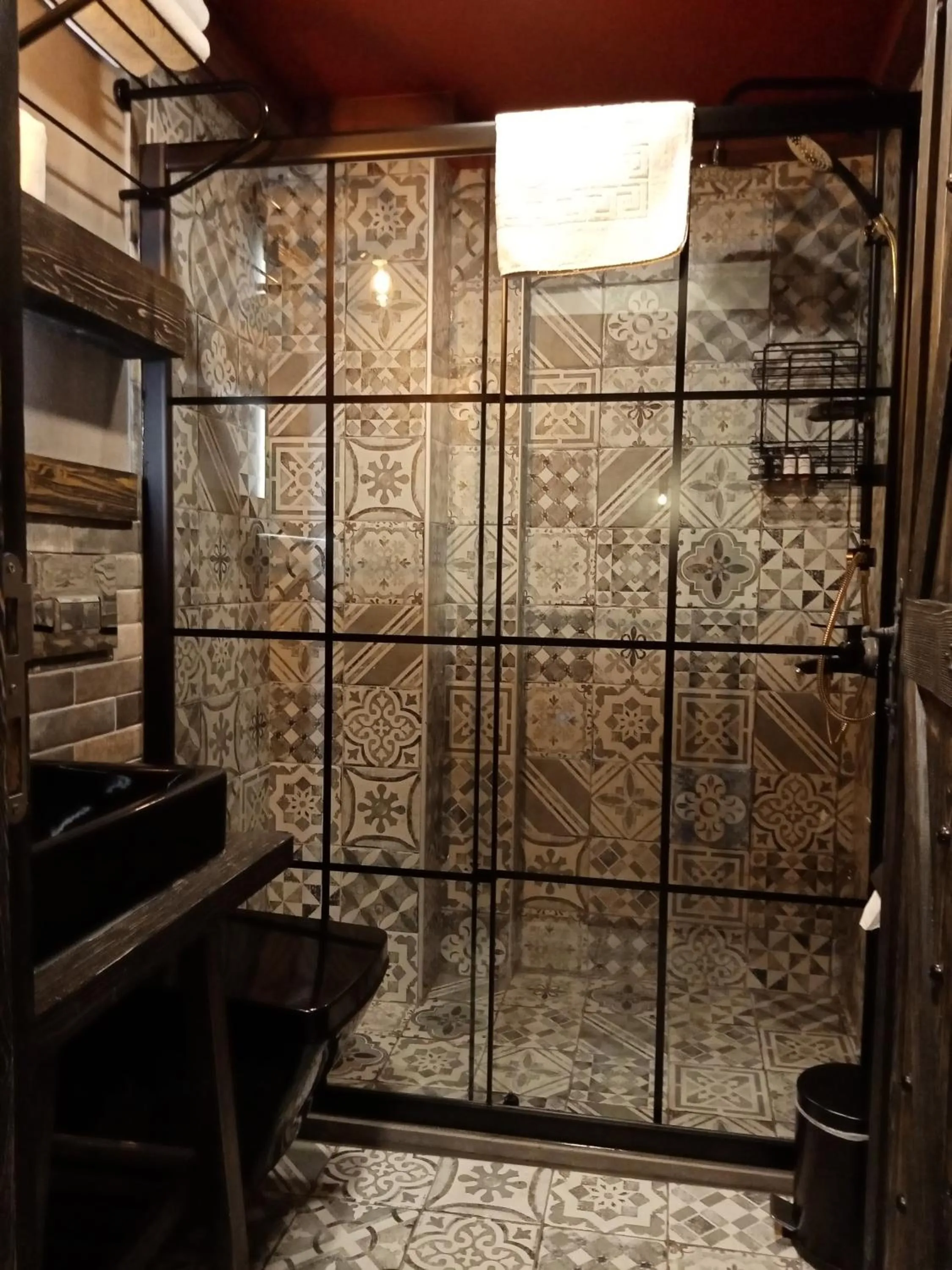 Shower in SARIGERME NEW GATE HOTEL