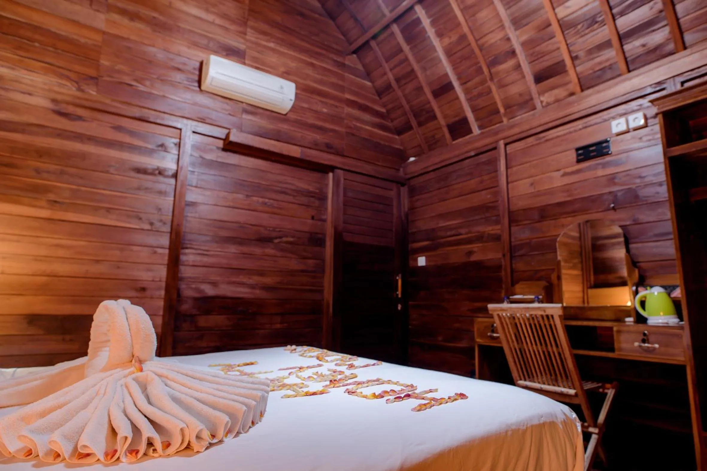 Bed in The Granyam Garden Cottage