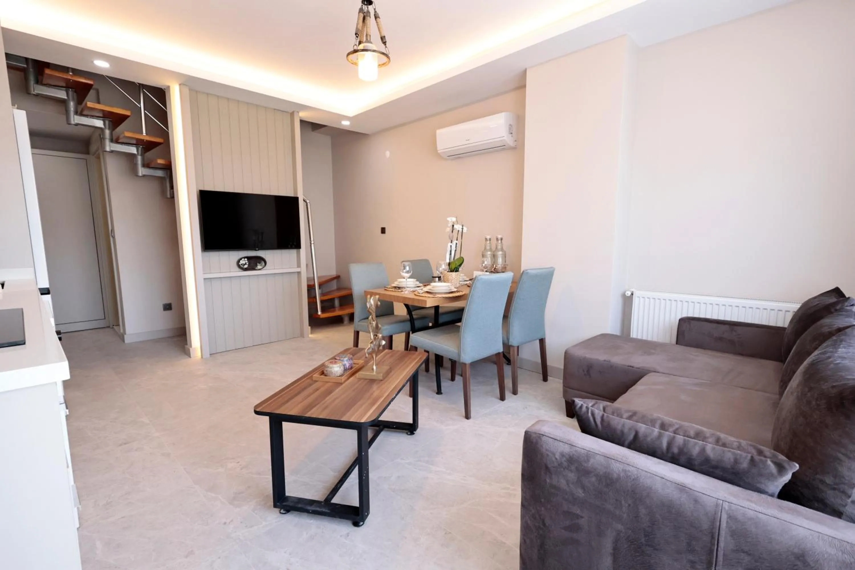 Communal lounge/ TV room in mustang suite hotel