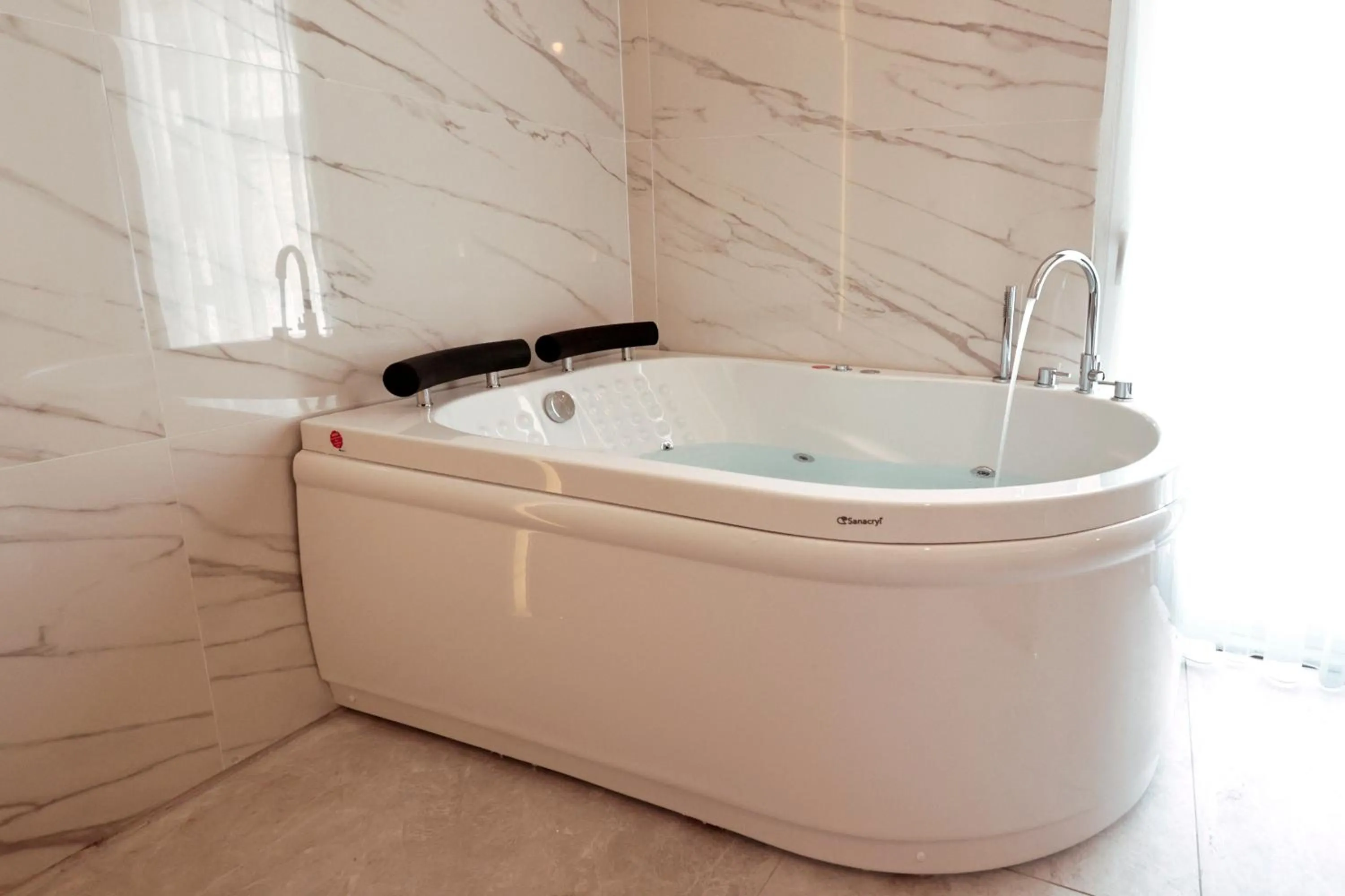 Hot Tub in mustang suite hotel