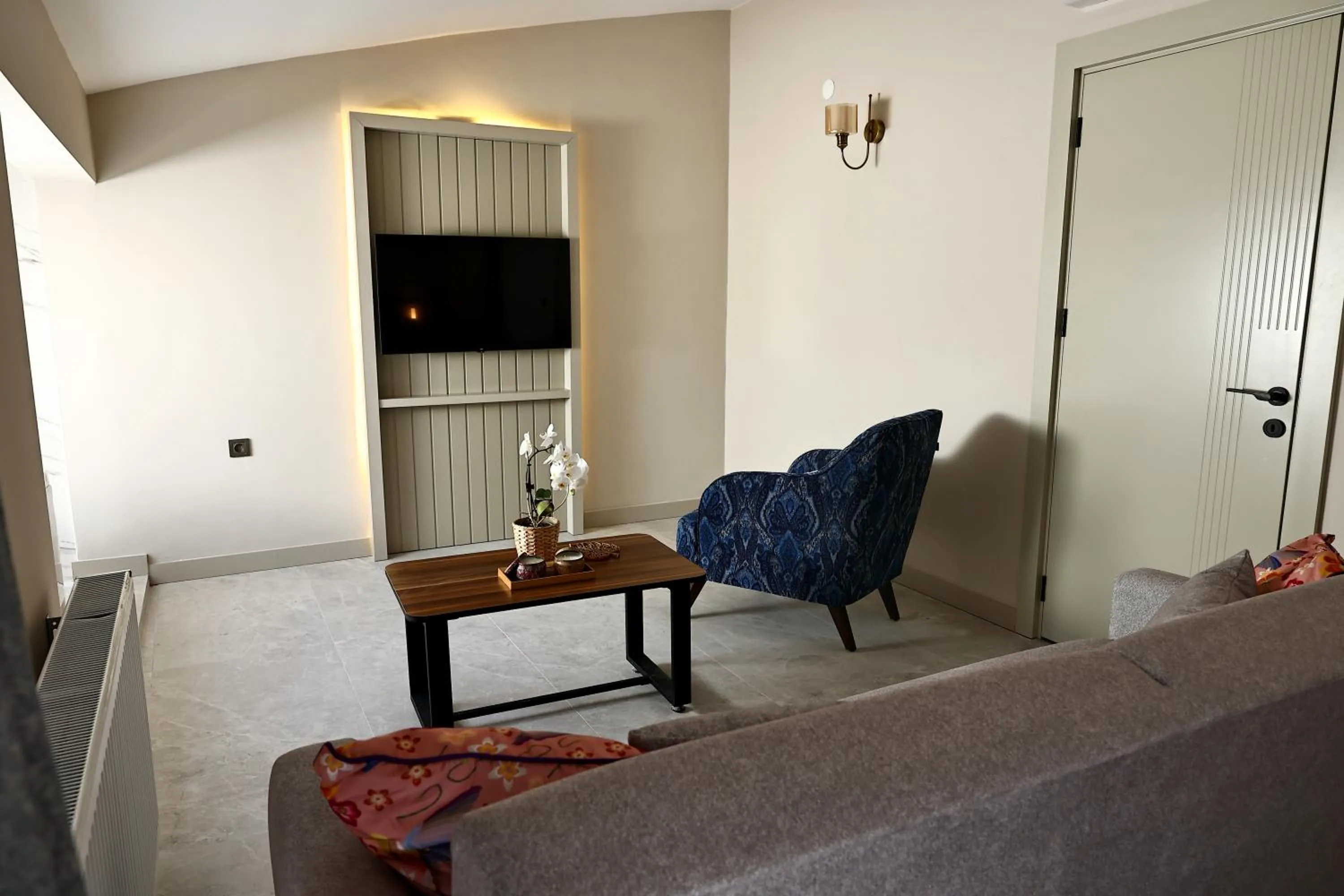 Seating area in mustang suite hotel