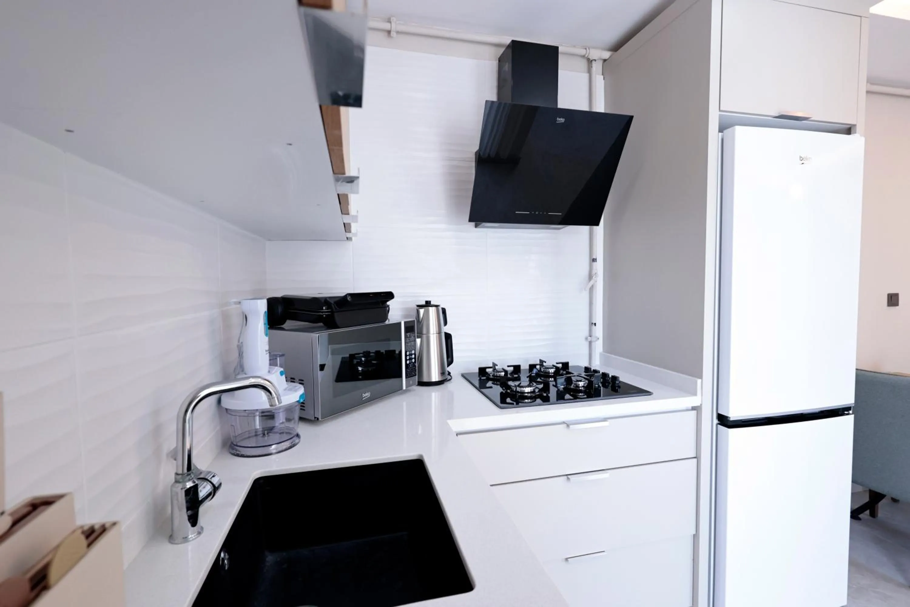 kitchen in mustang suite hotel