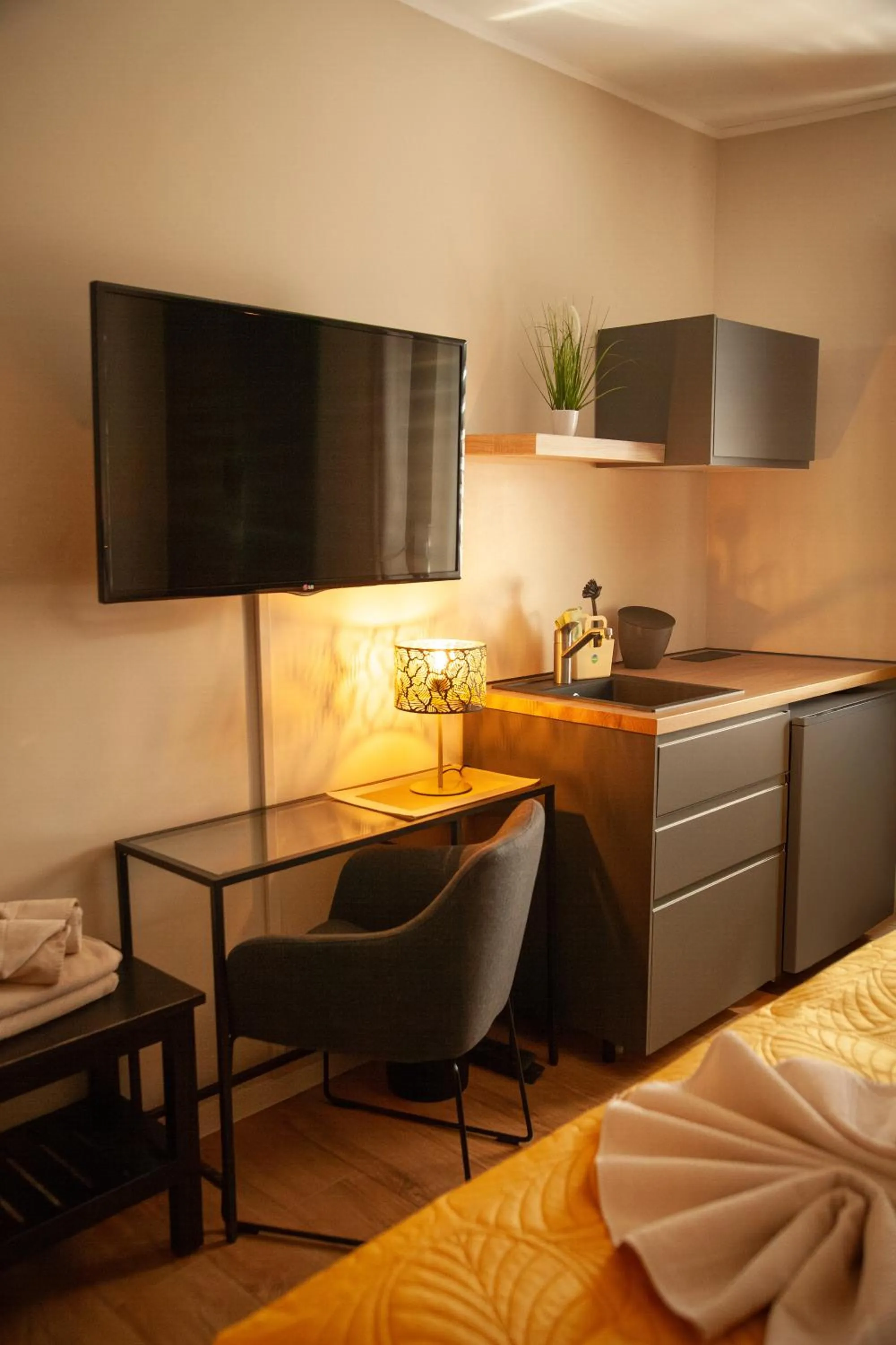 TV and multimedia, Bed in WohnRaum Gäste- & Boardinghaus