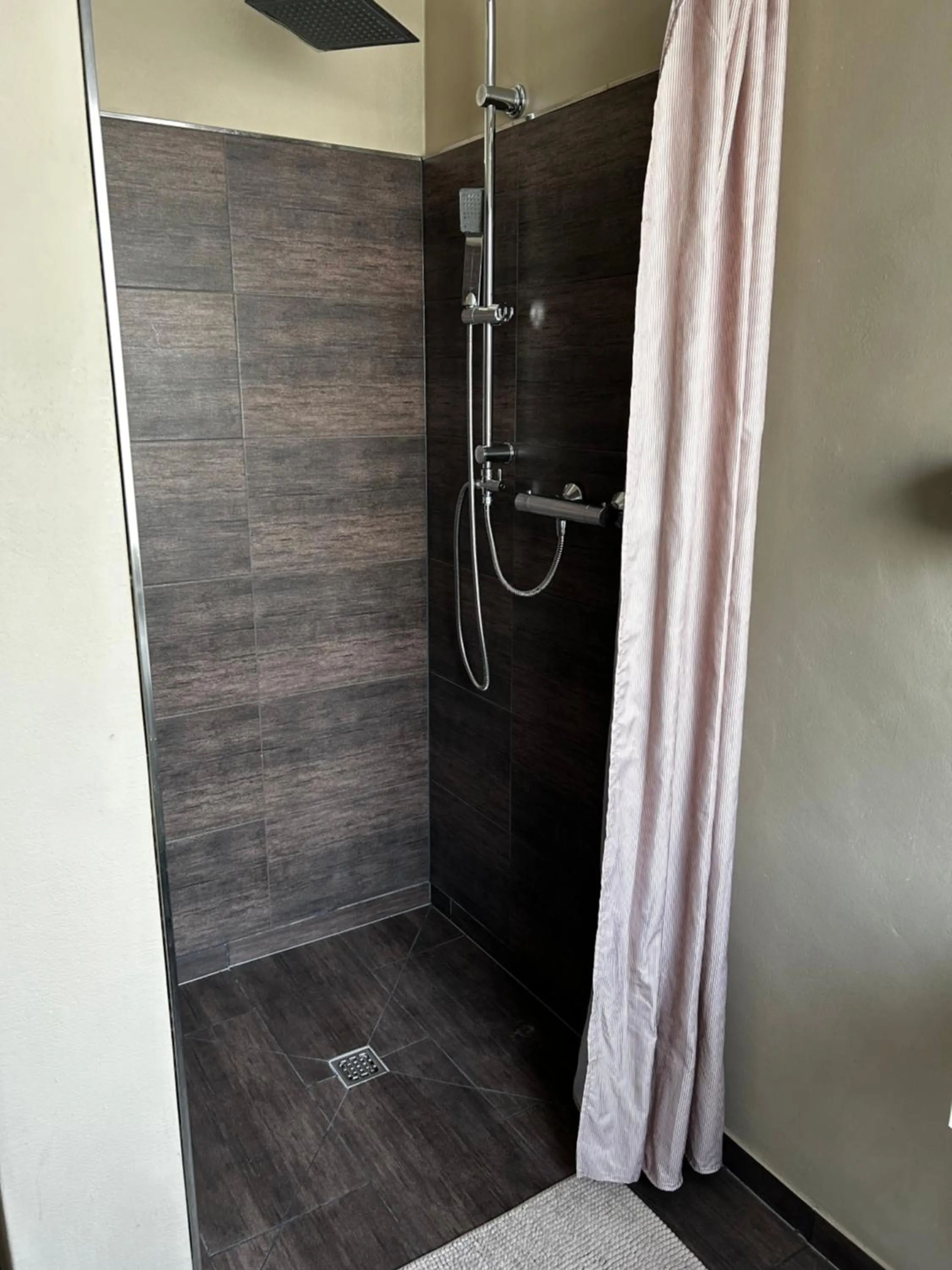 Shower in WohnRaum Gäste- & Boardinghaus