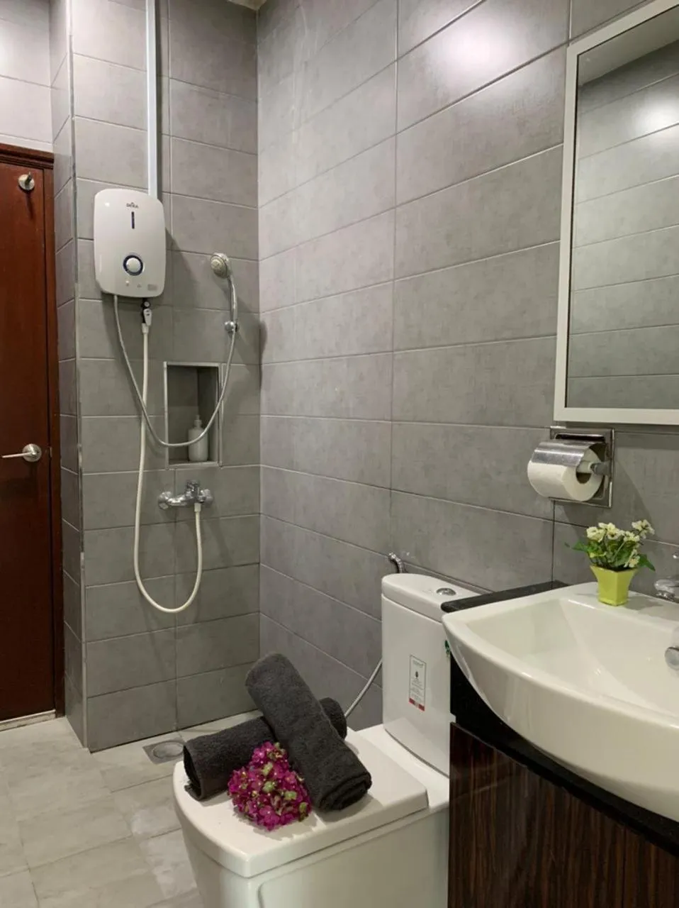 Bathroom in Paragon Suite Homestay by Antlerzone