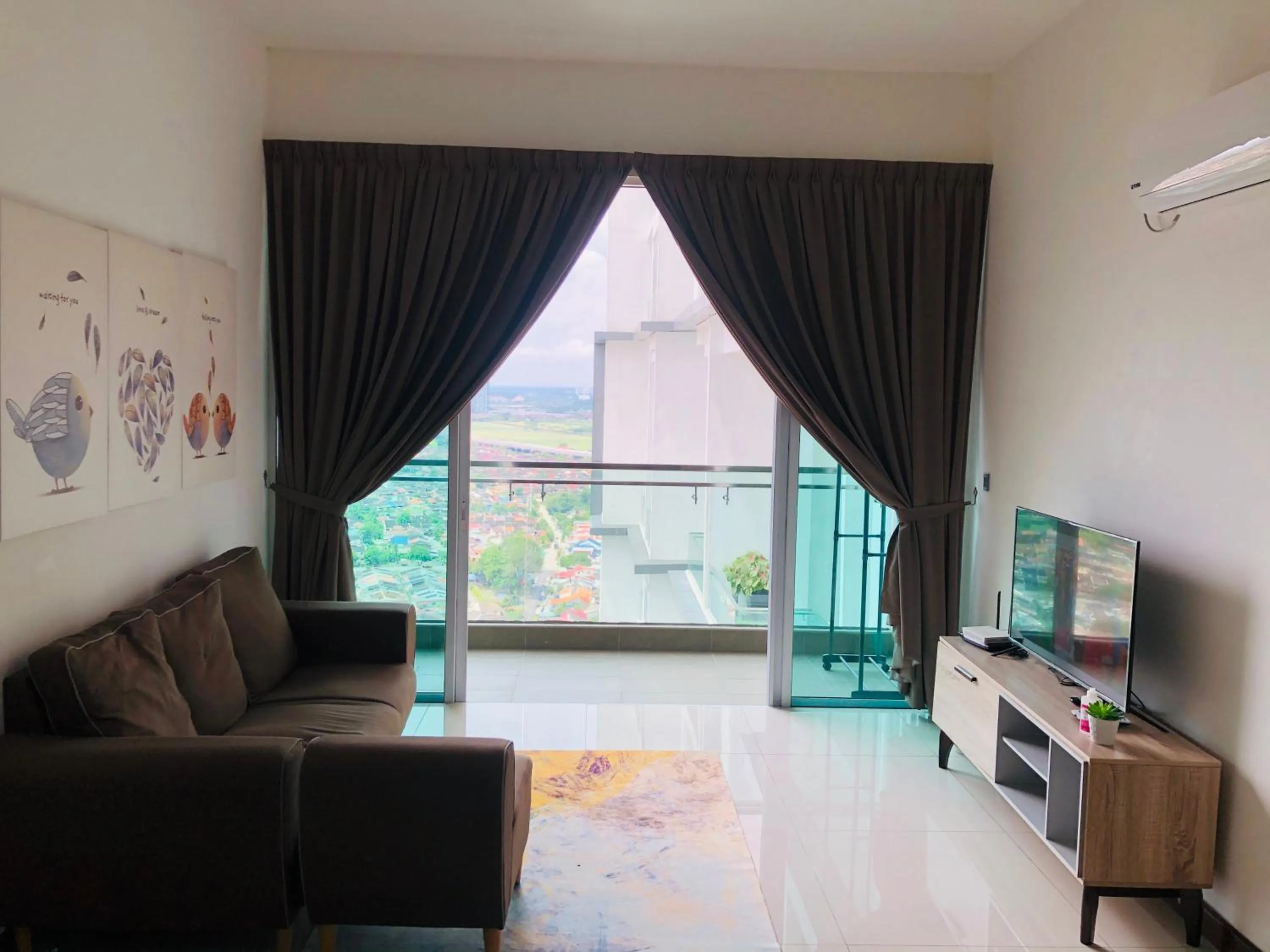 Living room in Paragon Suite Homestay by Antlerzone