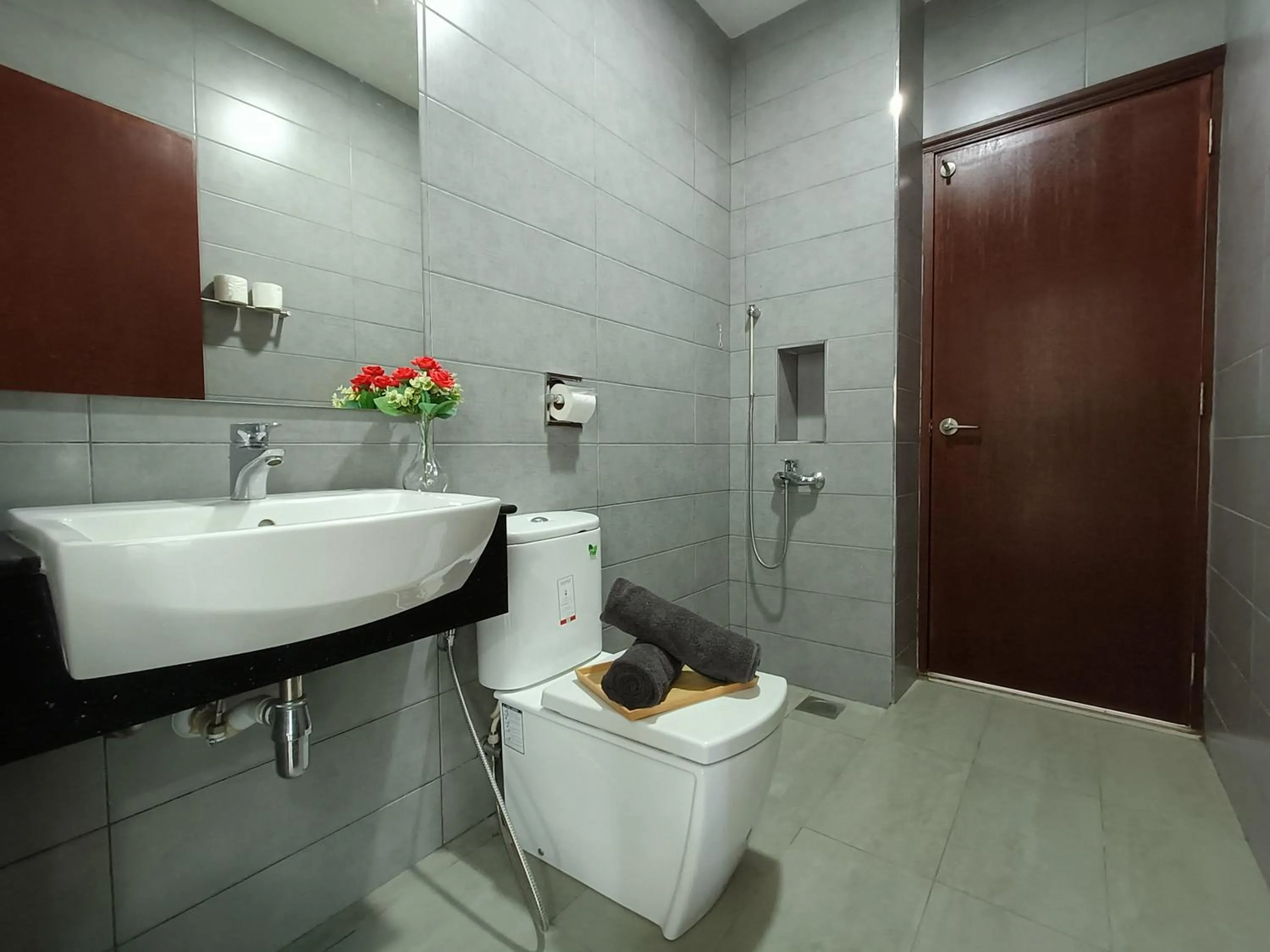 Bathroom in Paragon Suite Homestay by Antlerzone