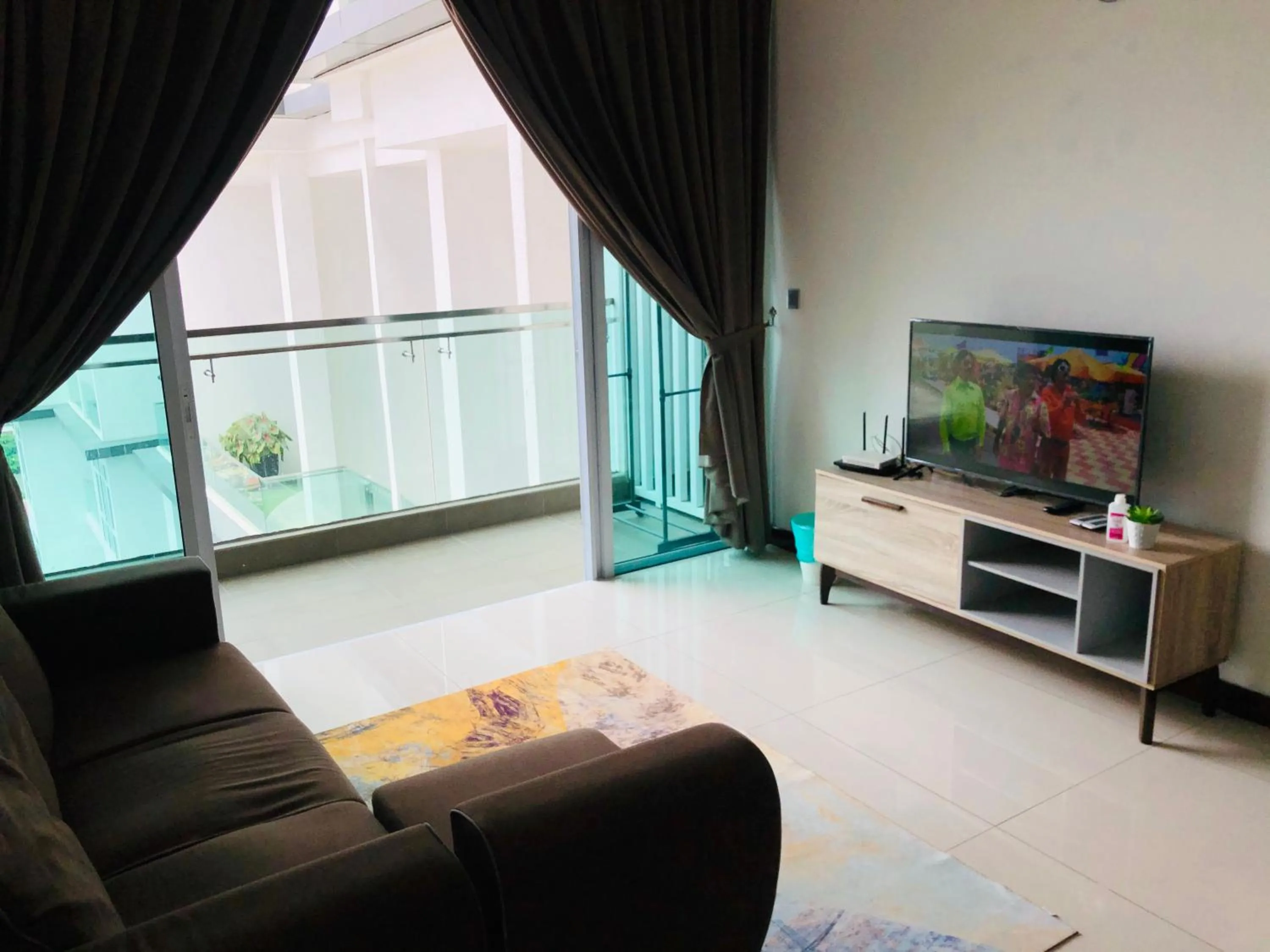 TV and multimedia in Paragon Suite Homestay by Antlerzone
