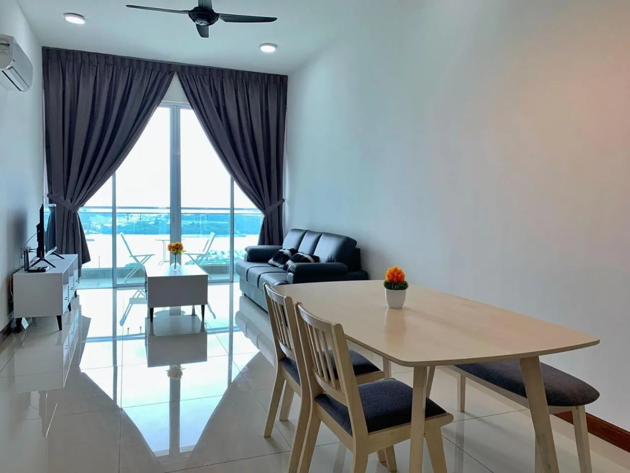 Living room in Paragon Suite Homestay by Antlerzone