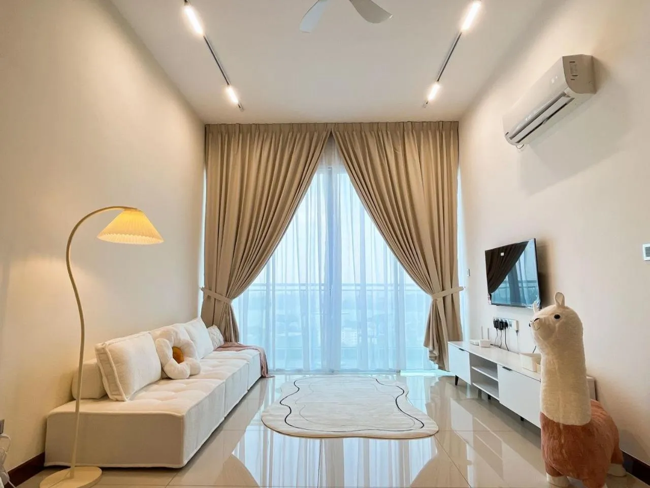 Living room in Paragon Suite Homestay by Antlerzone