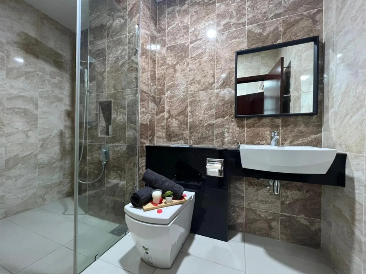 Bathroom in Paragon Suite Homestay by Antlerzone