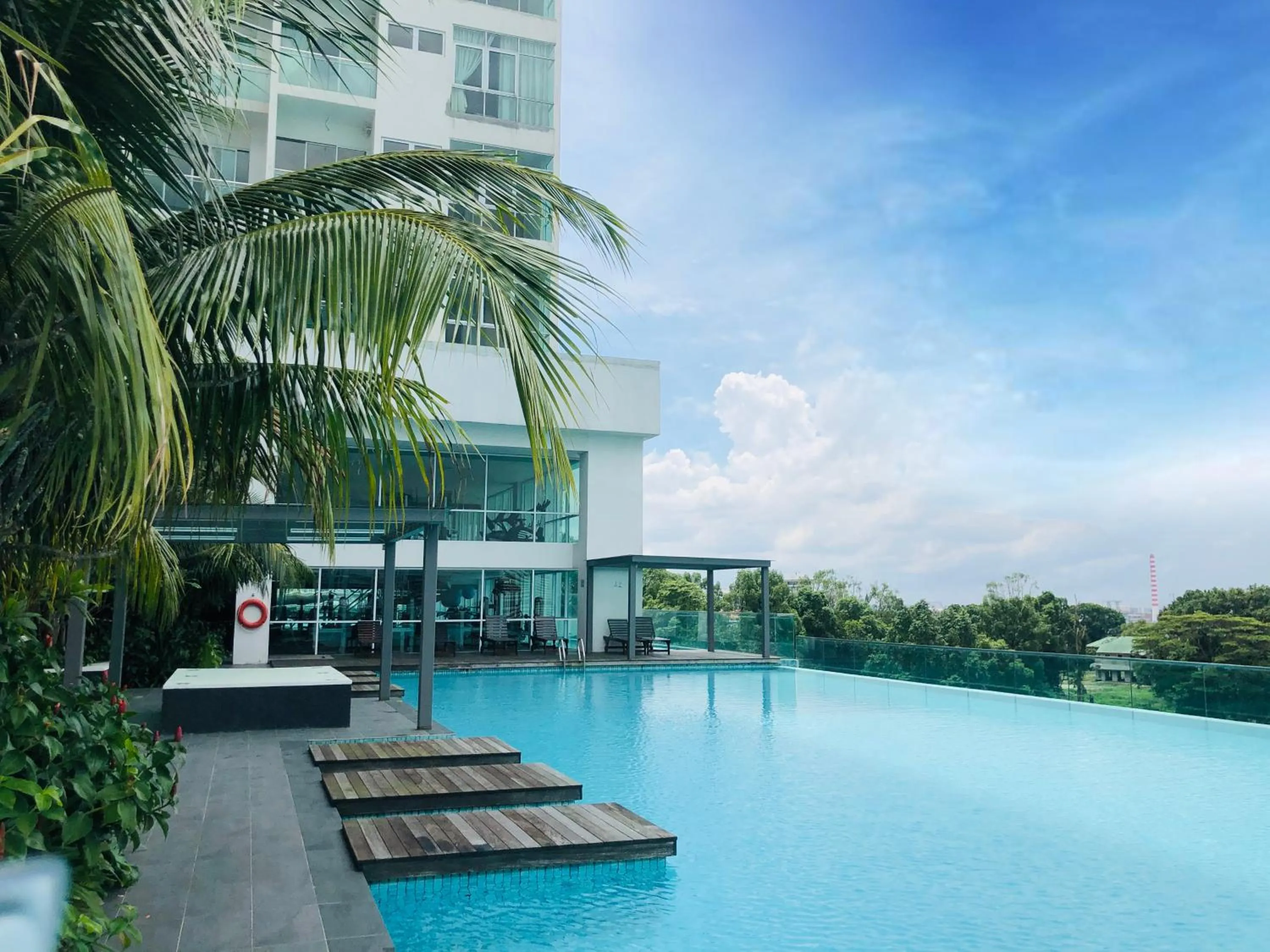 Swimming pool in Paragon Suite Homestay by Antlerzone
