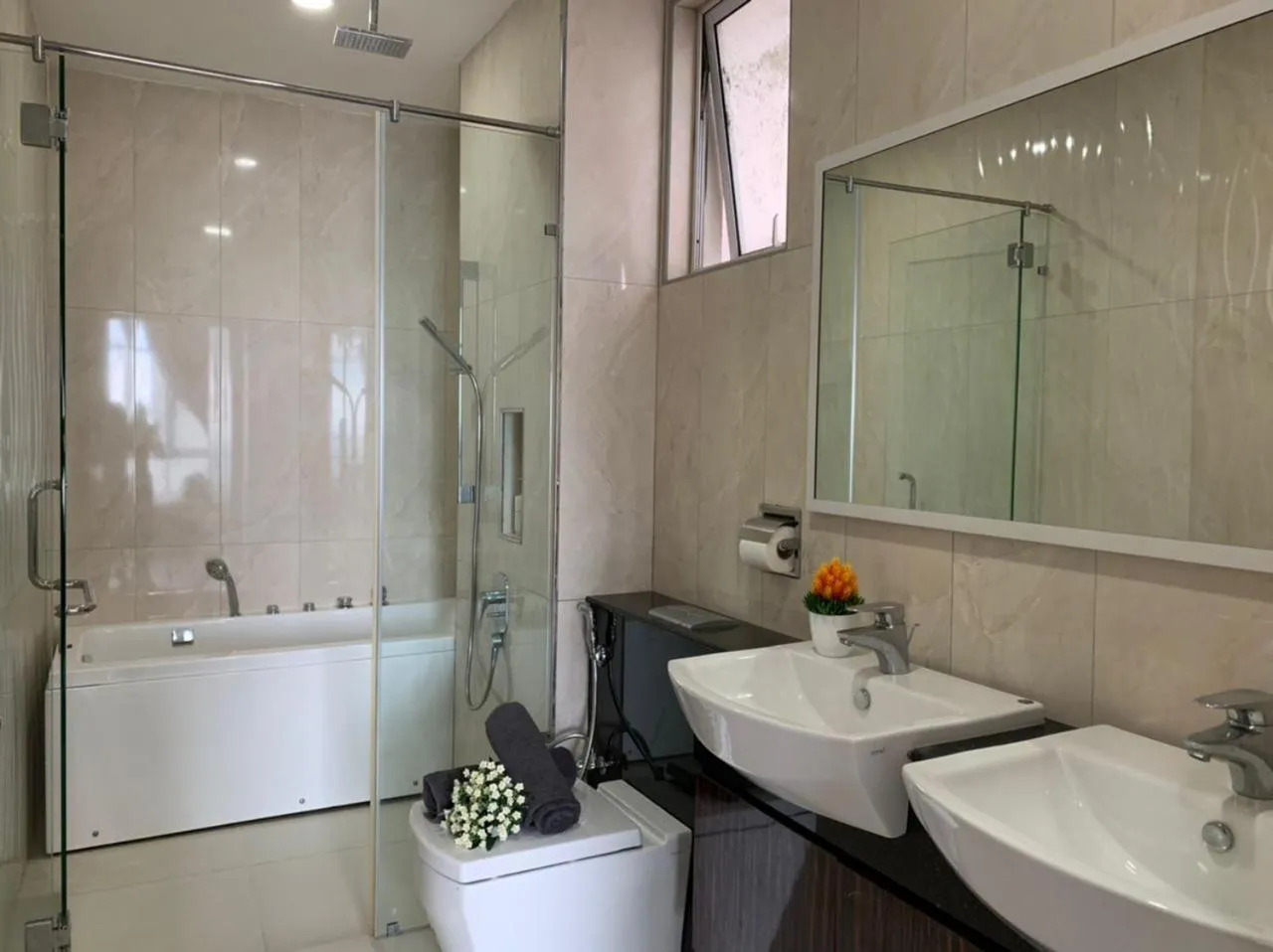 Bath in Paragon Suite Homestay by Antlerzone