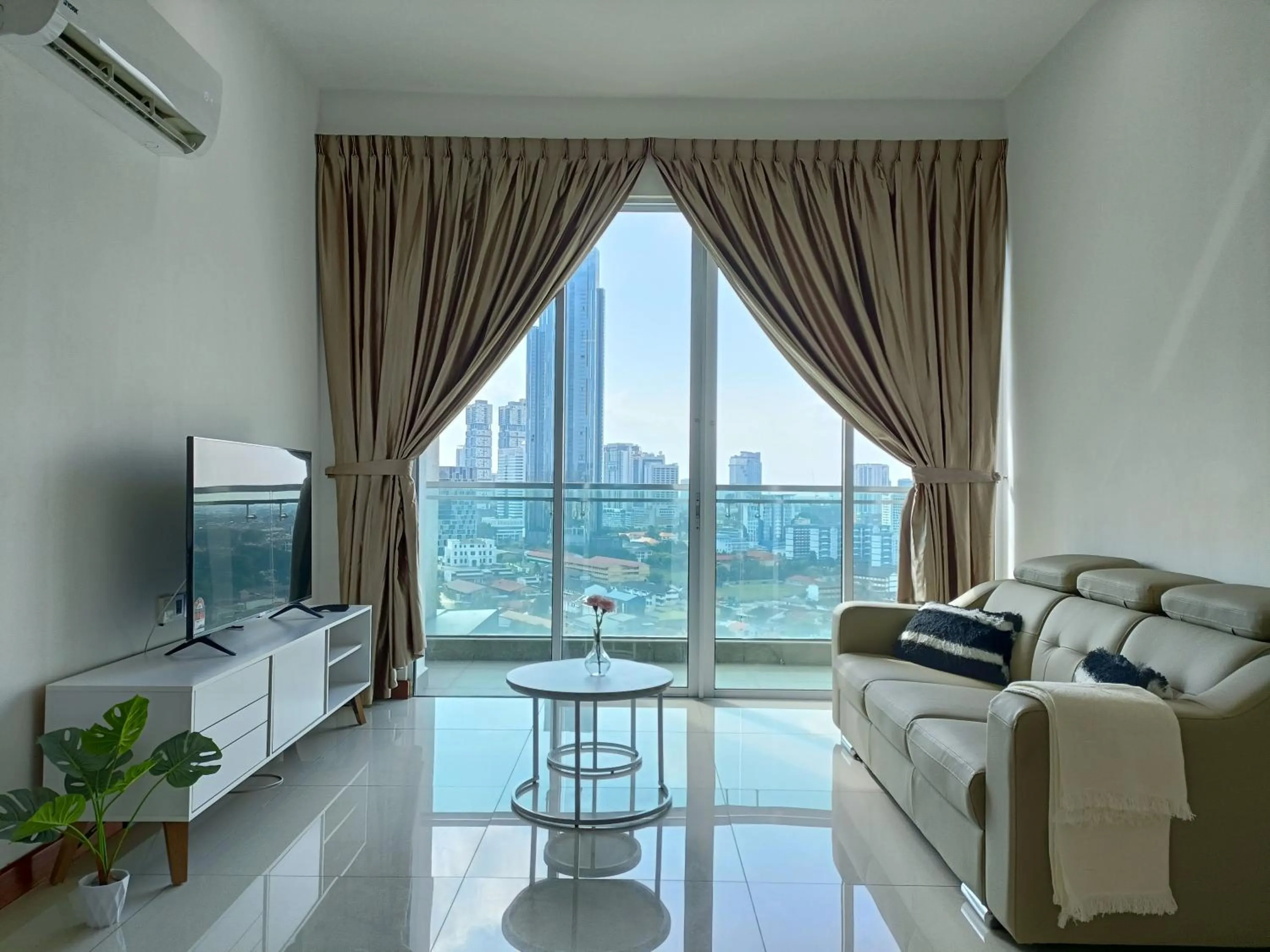 Living room in Paragon Suite Homestay by Antlerzone