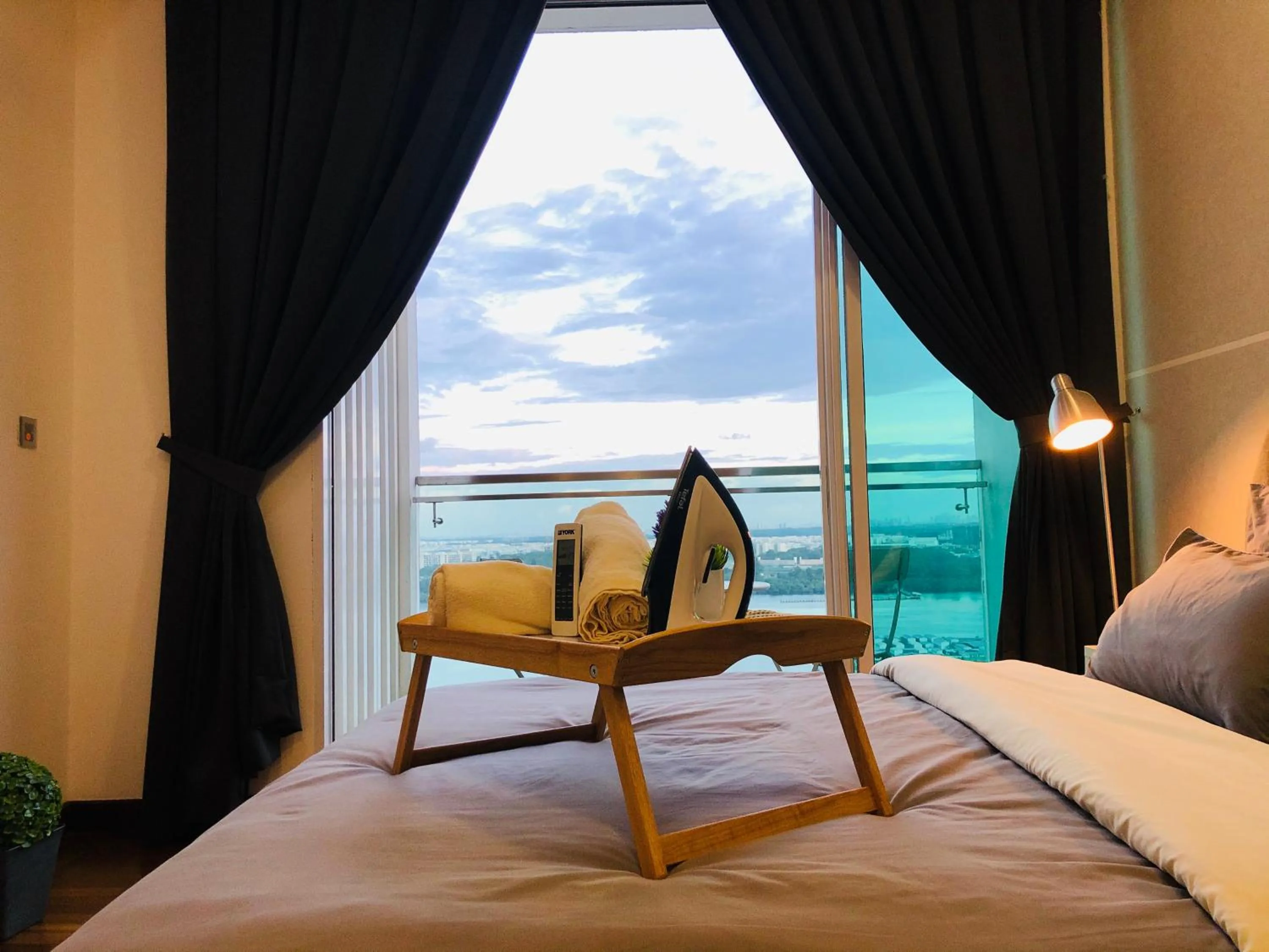 Bed in Paragon Suite Homestay by Antlerzone