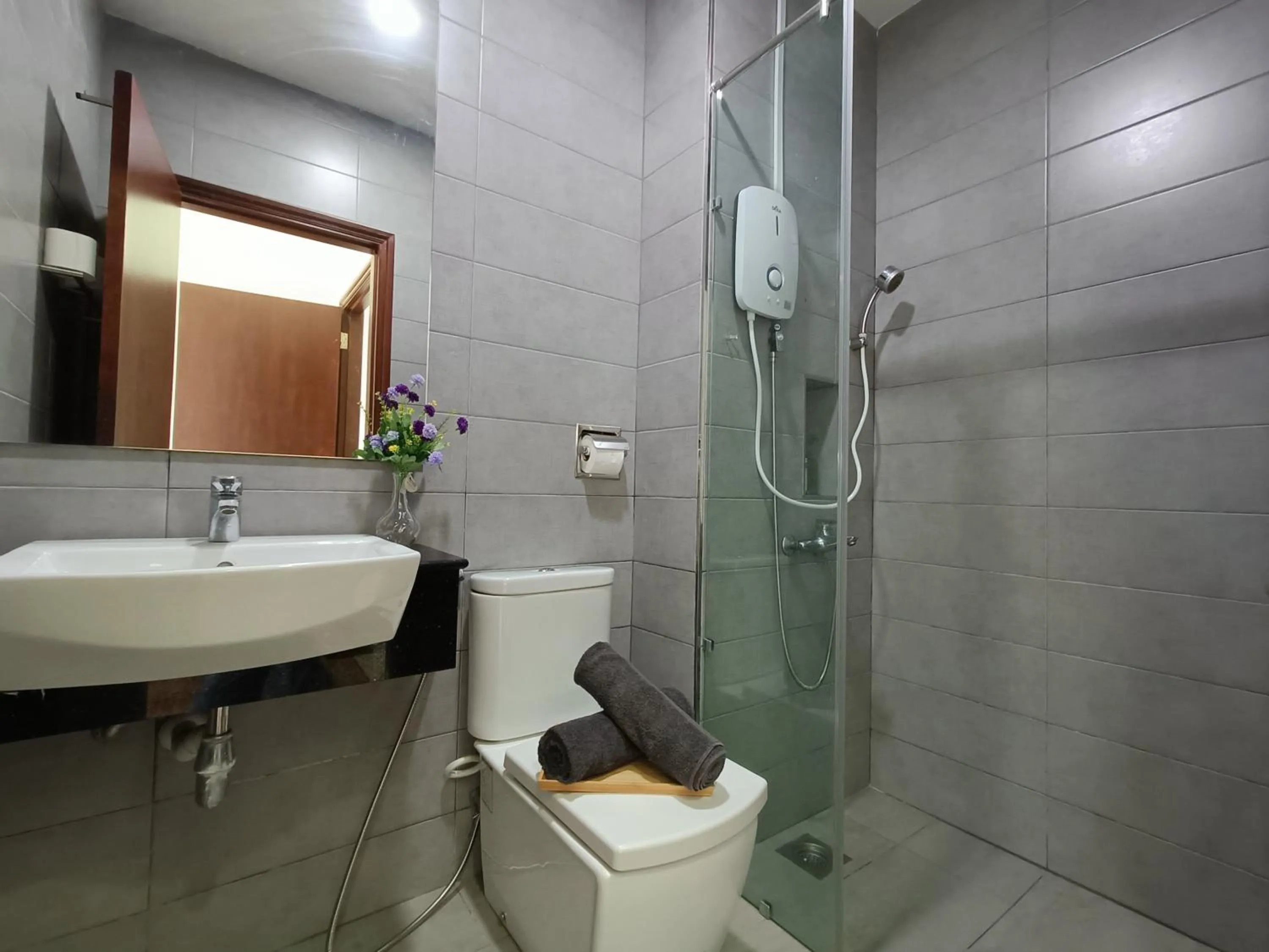Bathroom in Paragon Suite Homestay by Antlerzone