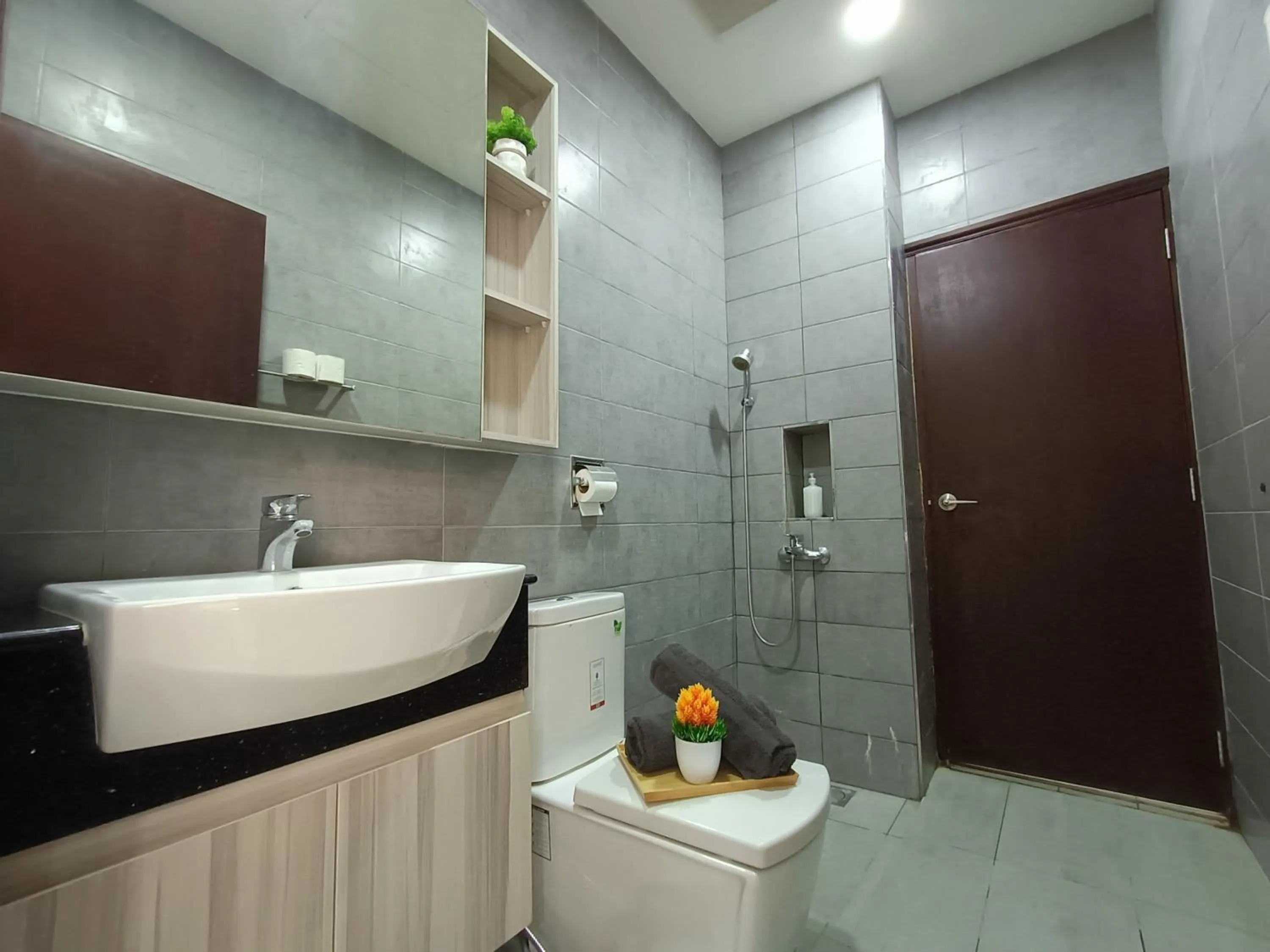 Bathroom in Paragon Suite Homestay by Antlerzone