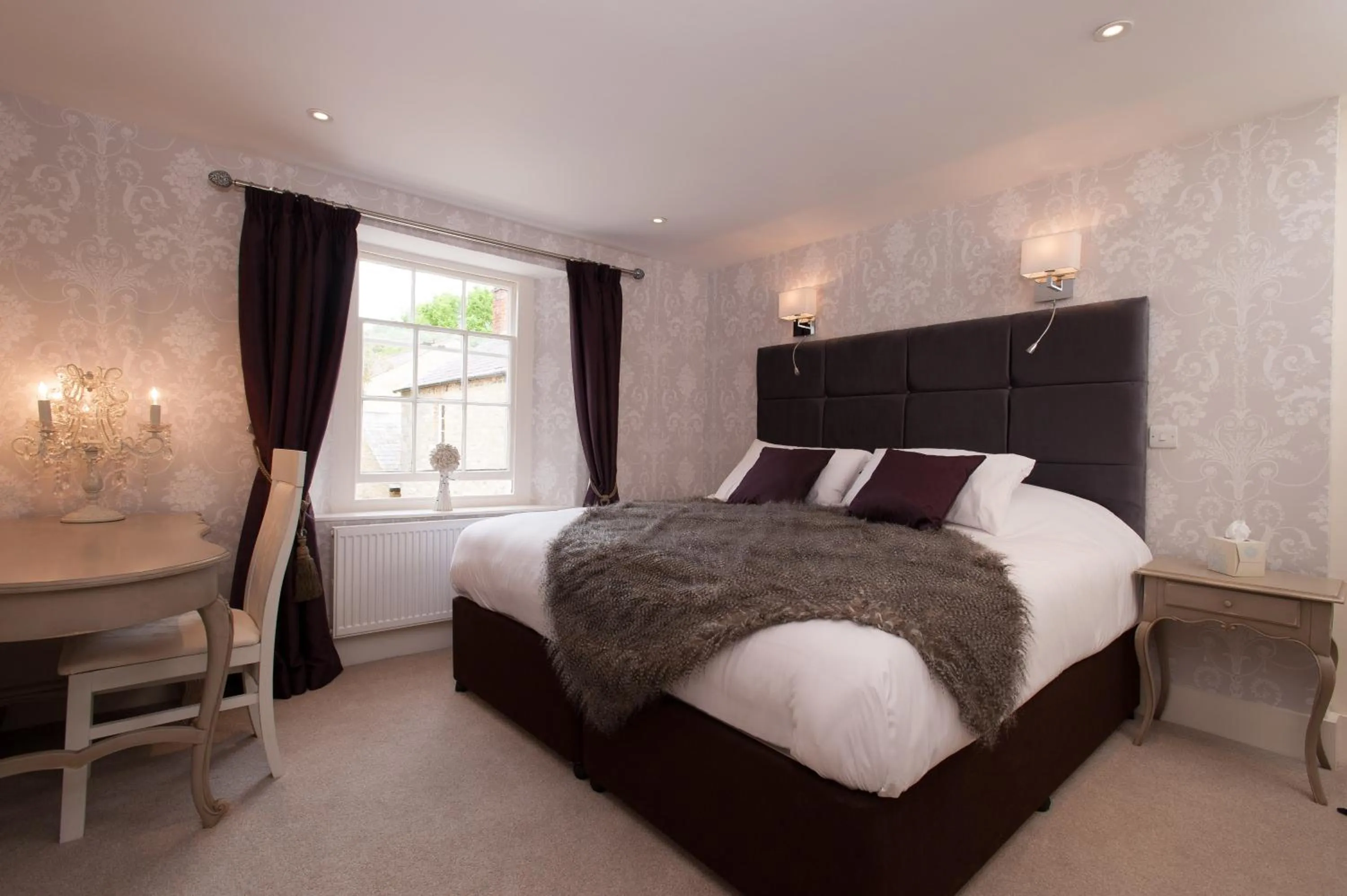 Bed in The Wychwood Inn