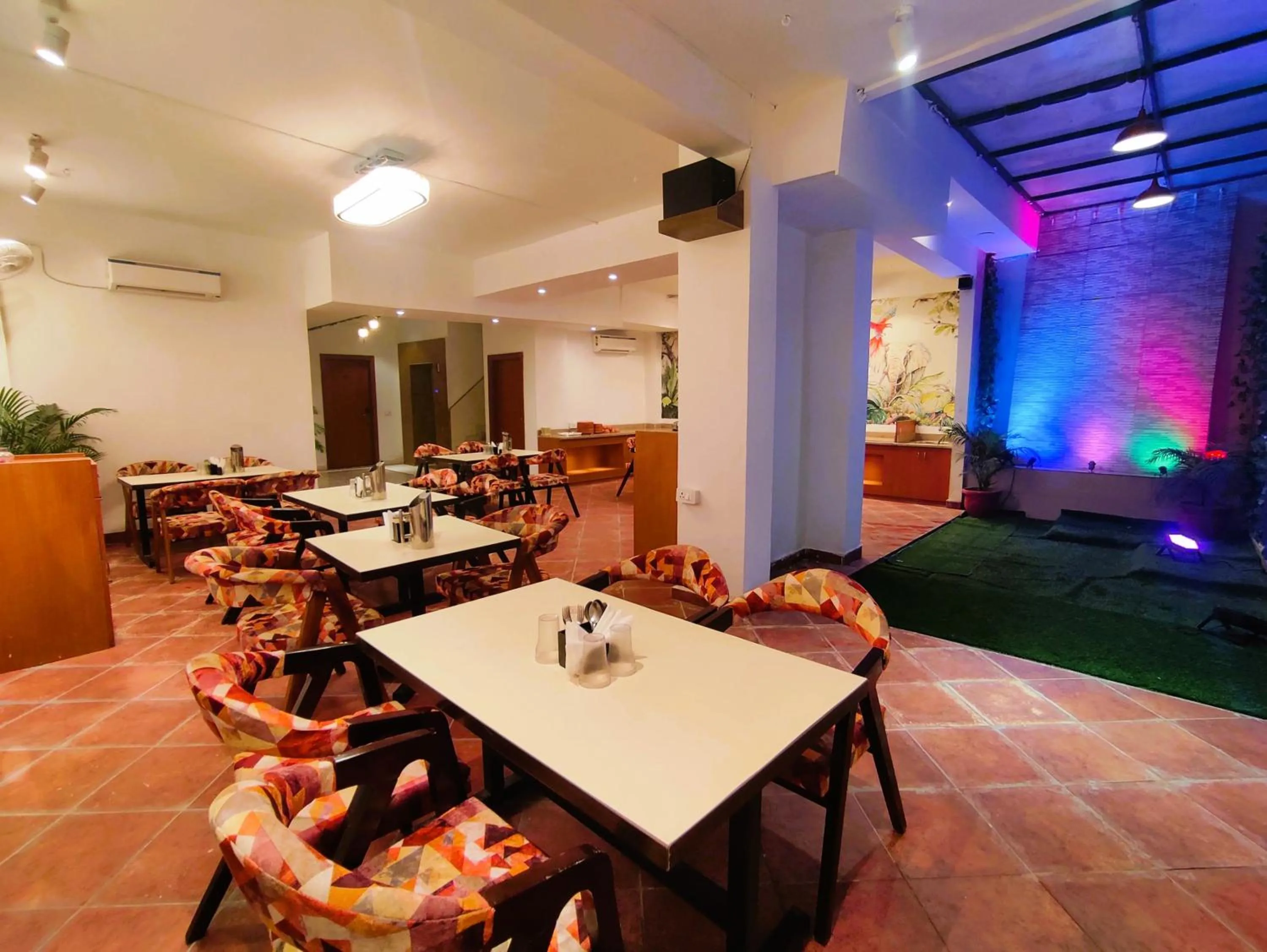 Restaurant/places to eat in The Angel Hotel & Suites near Medanta