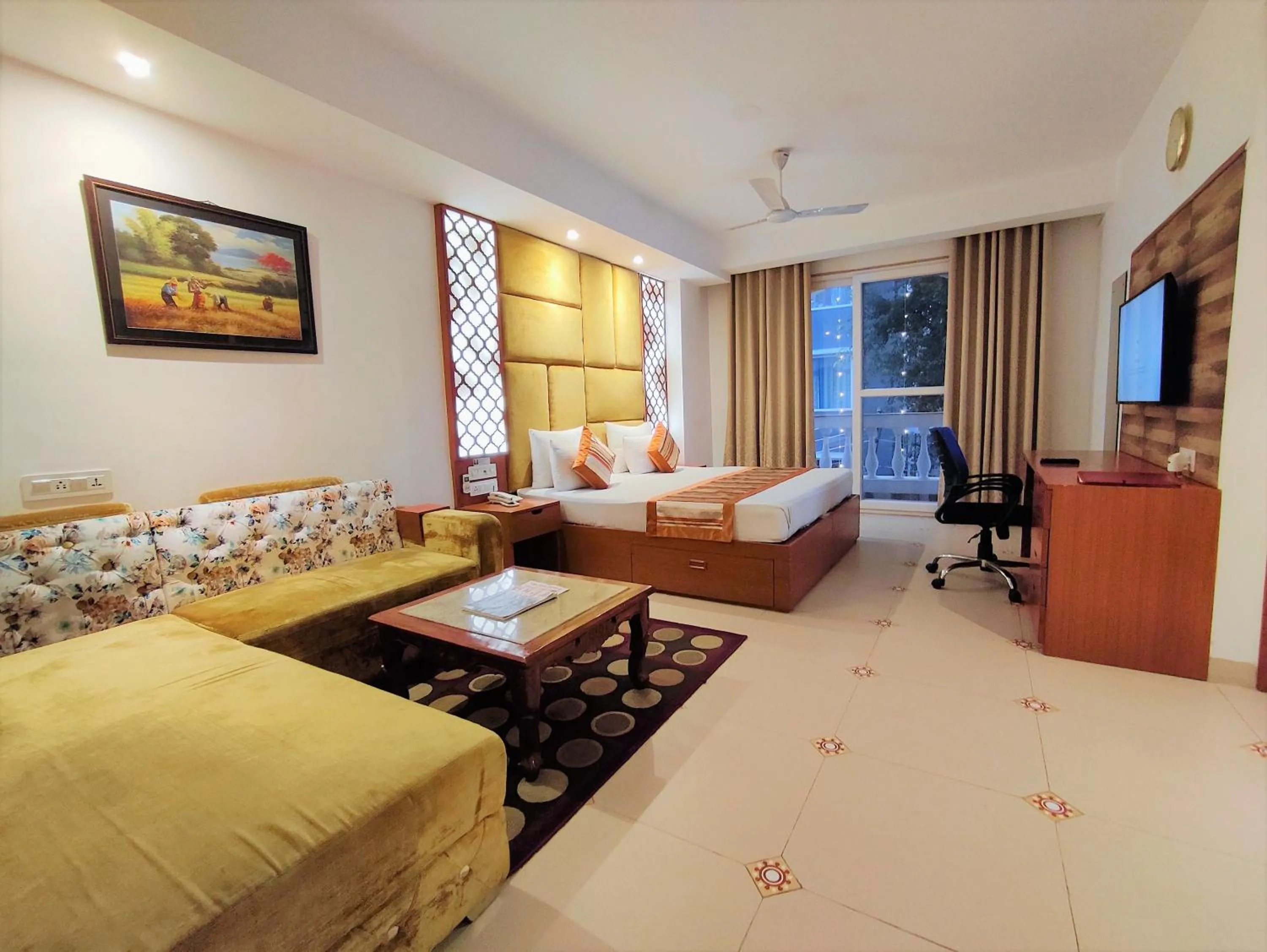 Living room, Bed in The Angel Hotel & Suites near Medanta