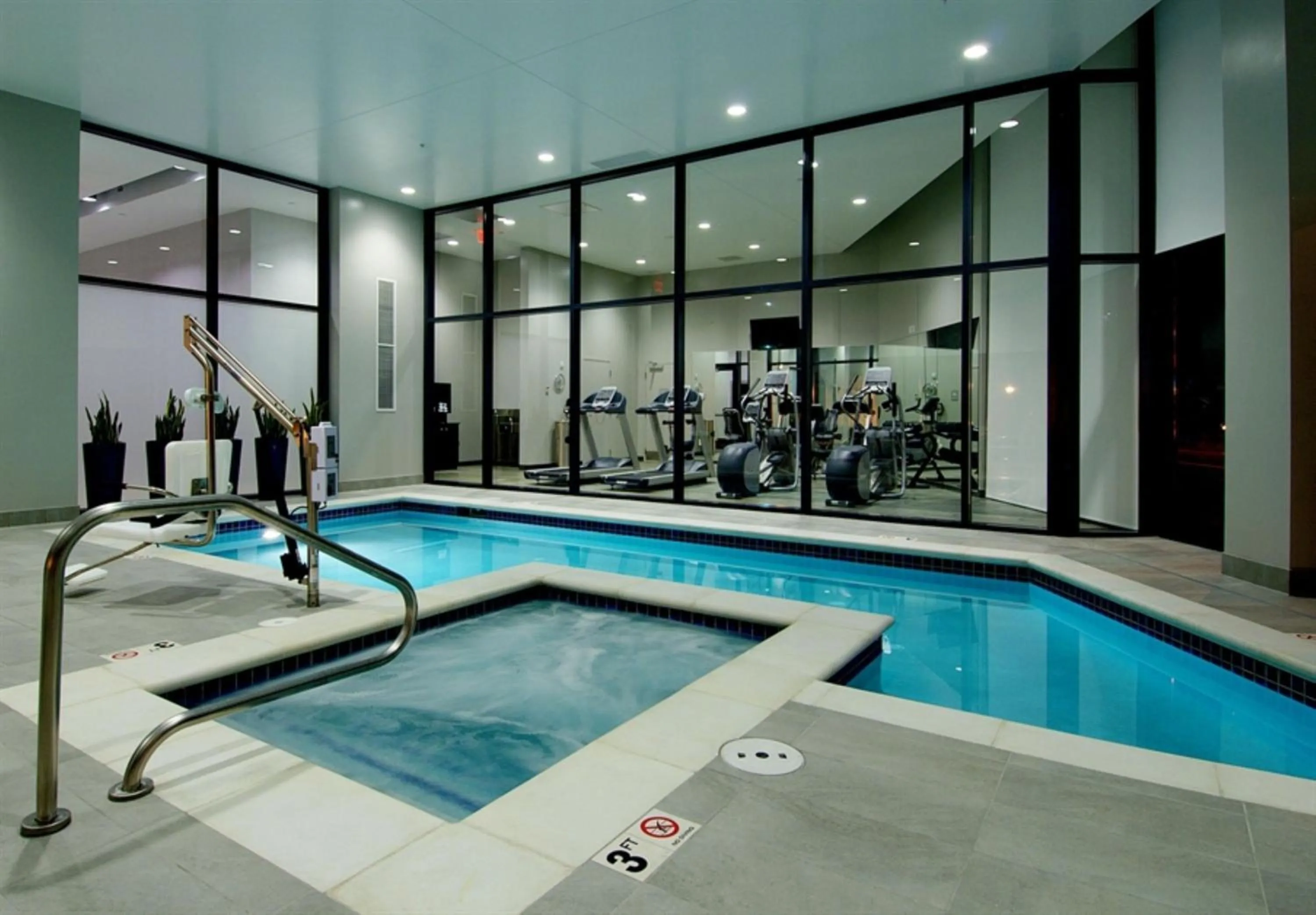 Swimming pool in Kent State University Hotel and Conference Center