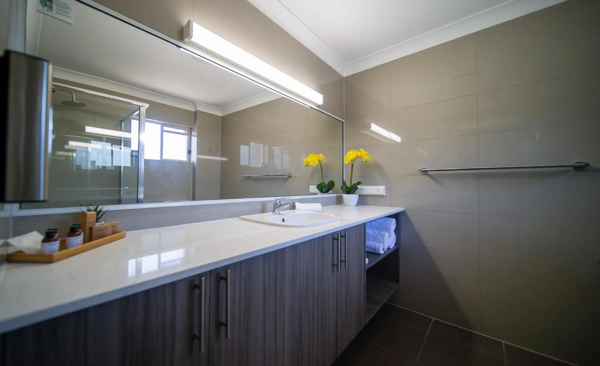 Bathroom in Hamilton's Queanbeyan Motel