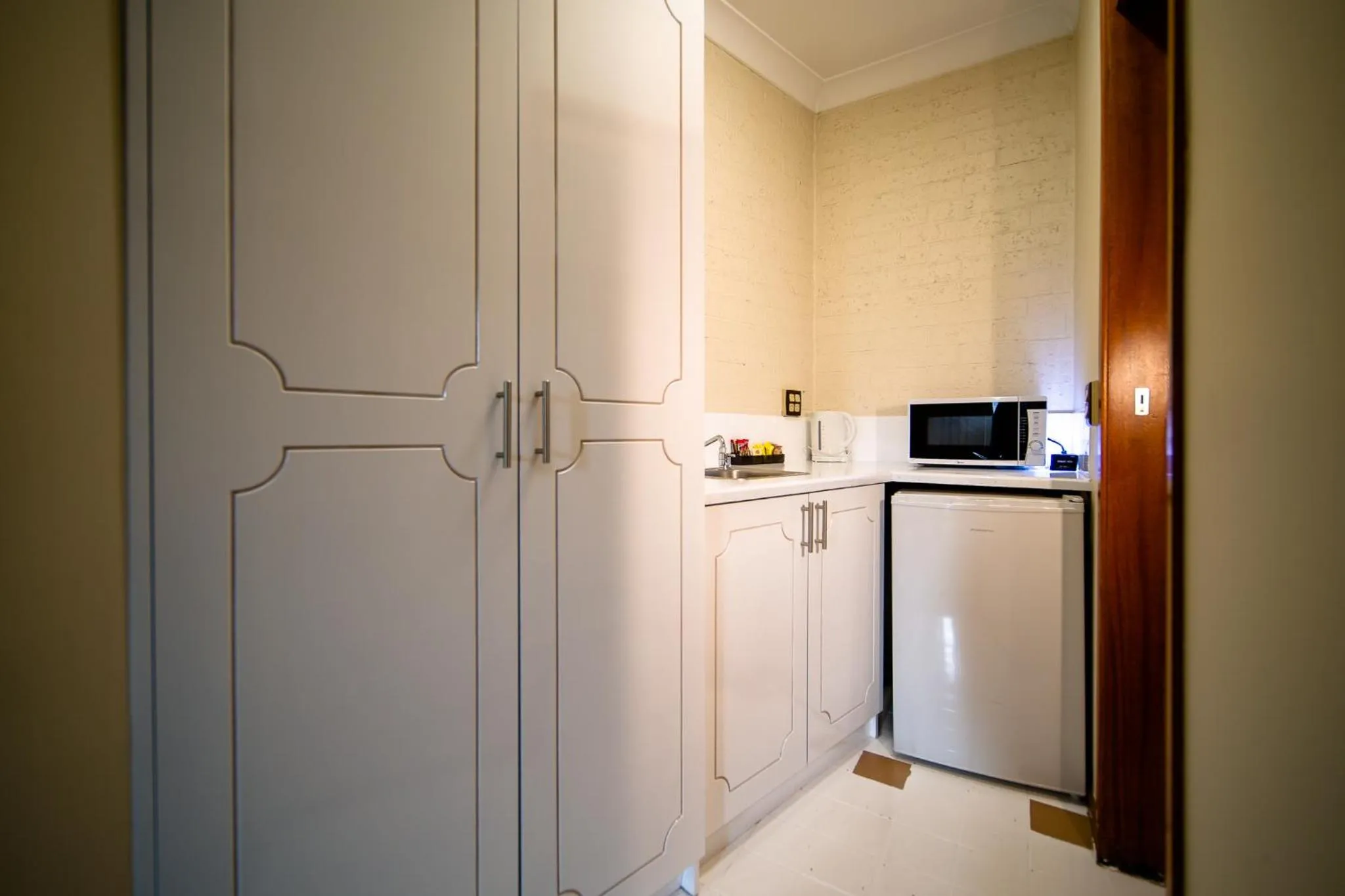 Kitchen or kitchenette in Hamilton's Queanbeyan Motel