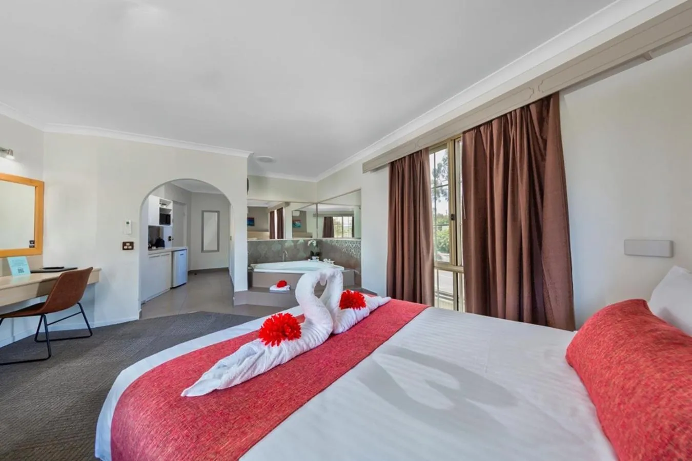 Bedroom, Bed in Hamilton's Queanbeyan Motel
