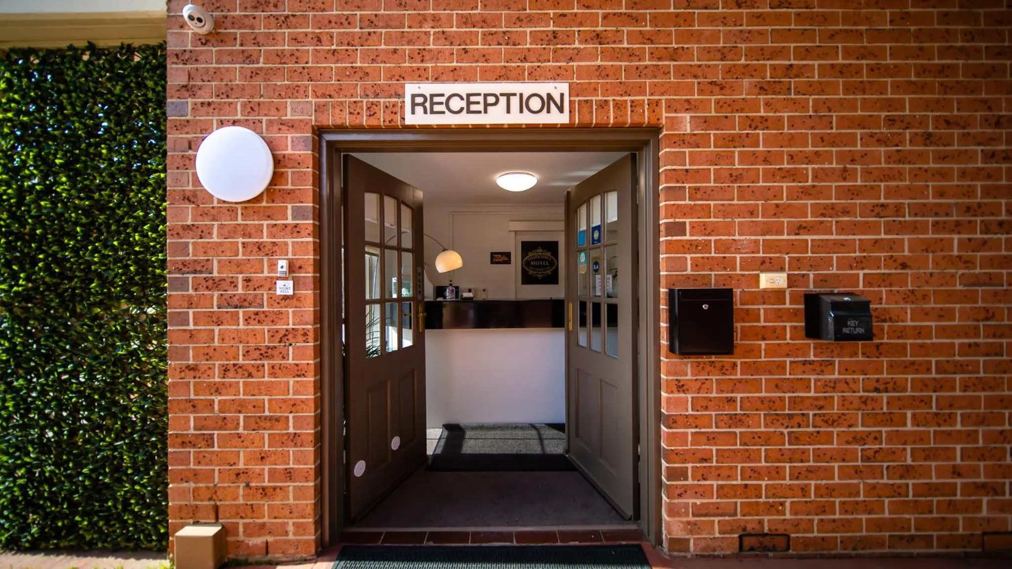 Facade/entrance in Hamilton's Queanbeyan Motel