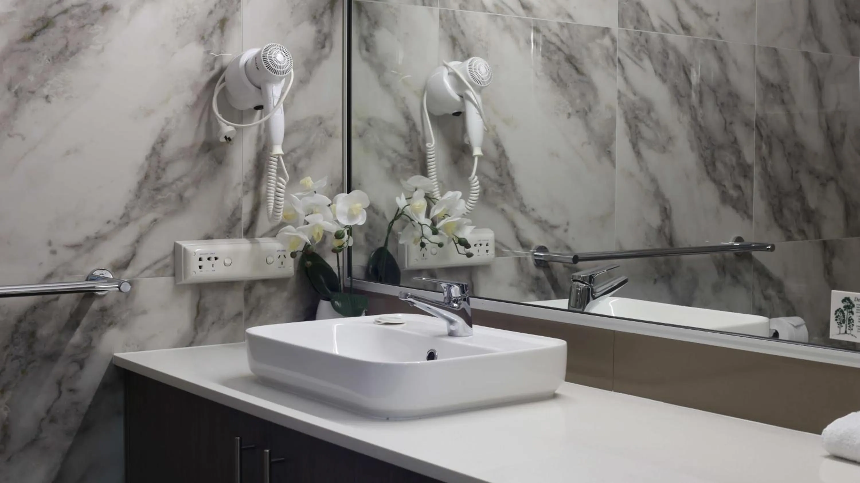 Bathroom in Hamilton's Queanbeyan Motel