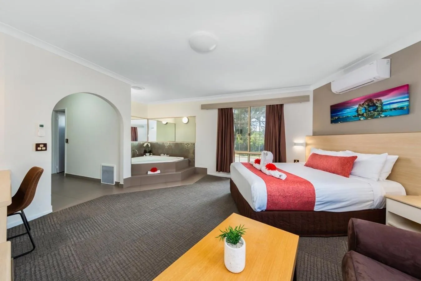 Hot Spring Bath, Bed in Hamilton's Queanbeyan Motel
