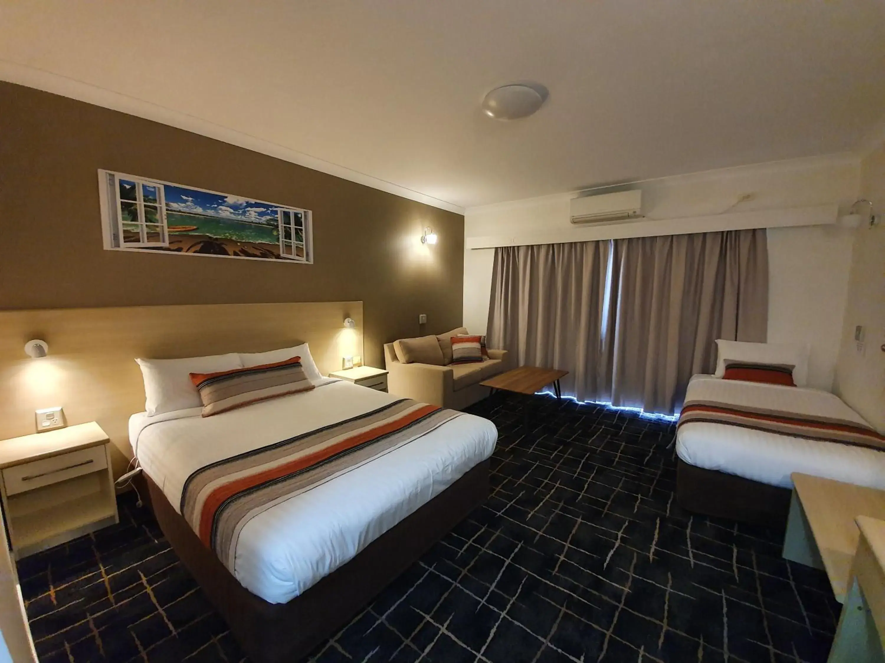 Deluxe Twin Room in Hamilton's Queanbeyan Motel Deluxe Twin Room in Hamilton's Queanbeyan Motel