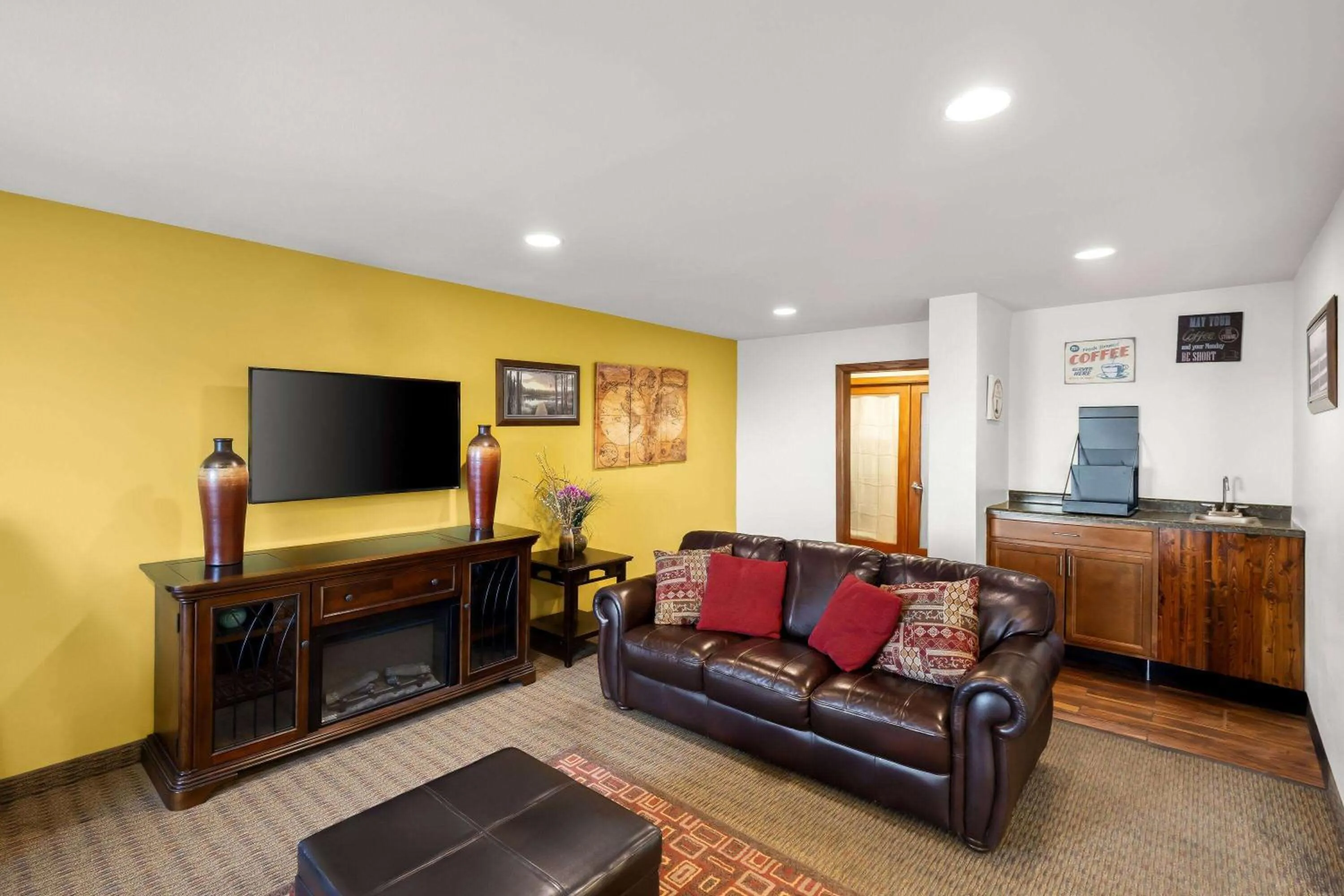 Lobby or reception in Days Inn & Suites by Wyndham Rochester South